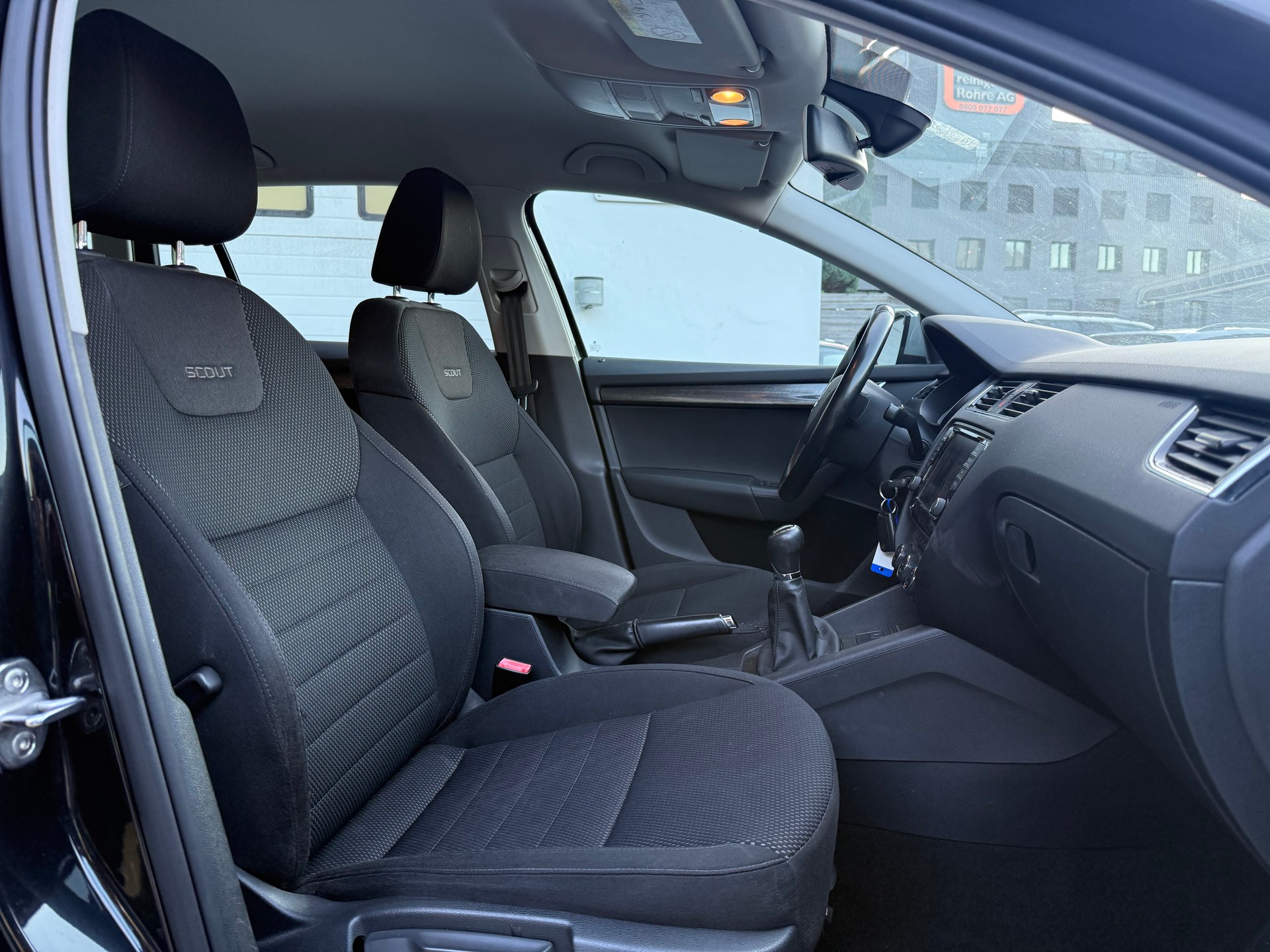 SKODA Octavia Combi 2.0 TDI Scout 4x4-image-10