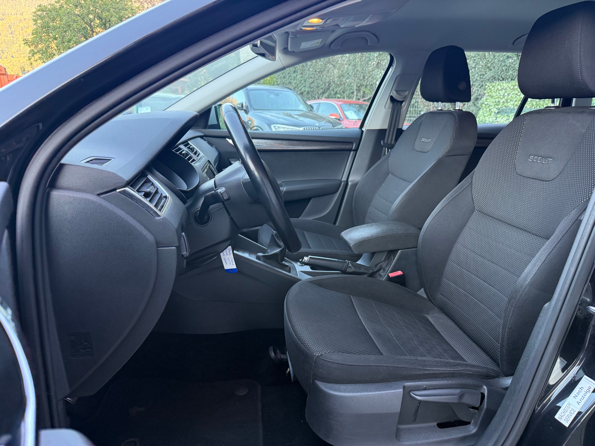SKODA Octavia Combi 2.0 TDI Scout 4x4-image-13