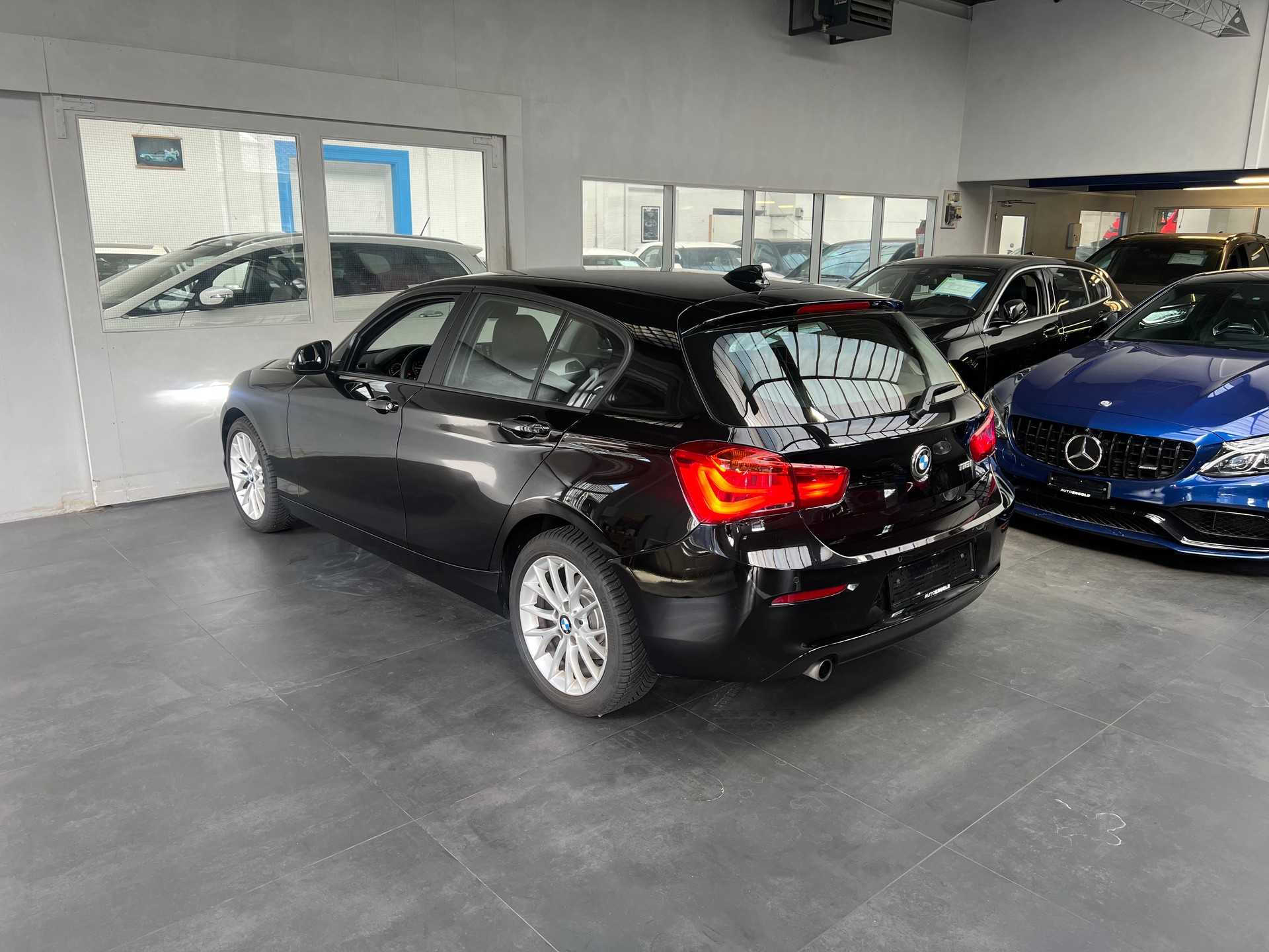BMW 118i-image-1