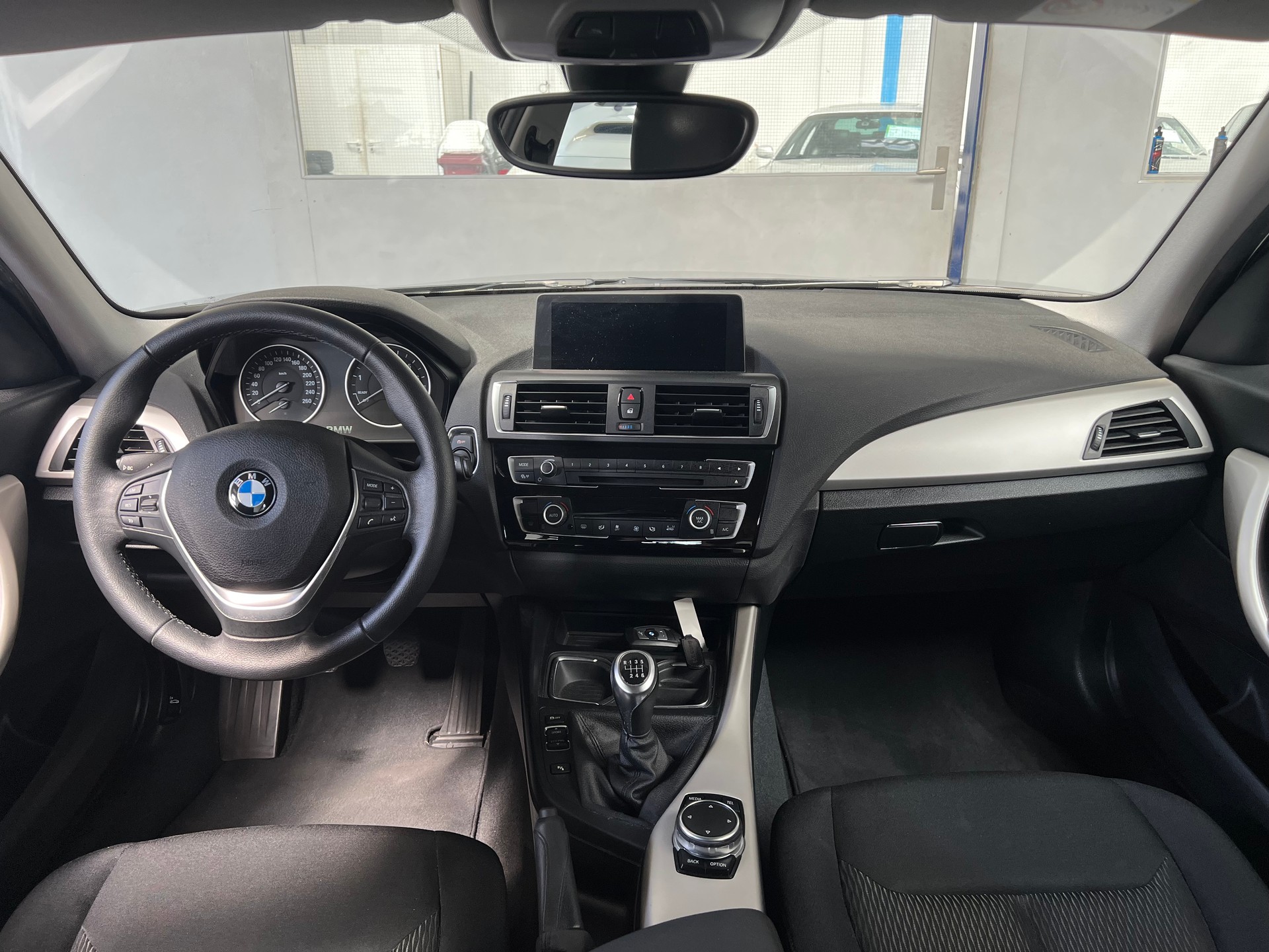 BMW 118i-image-4