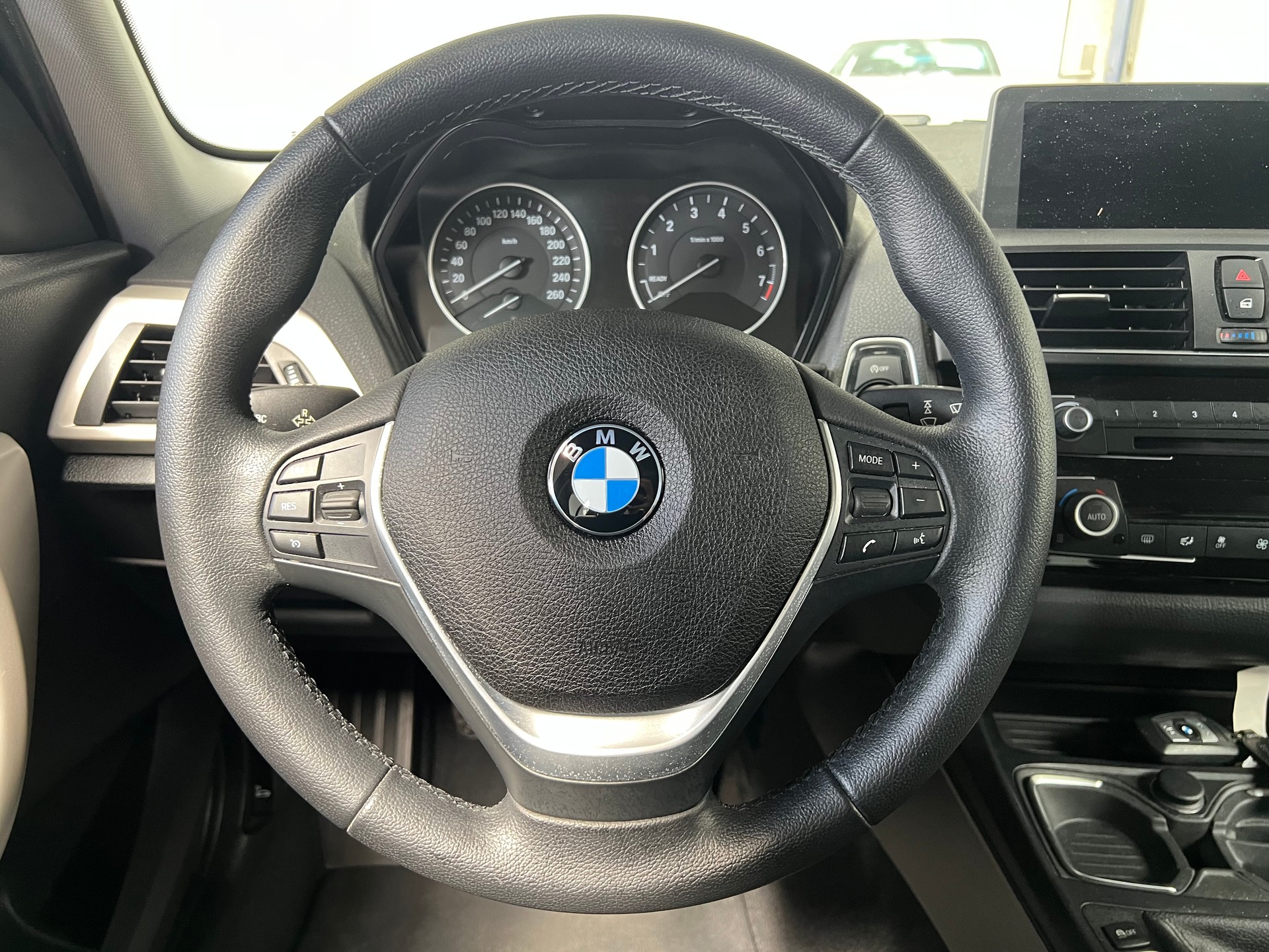 BMW 118i-image-7