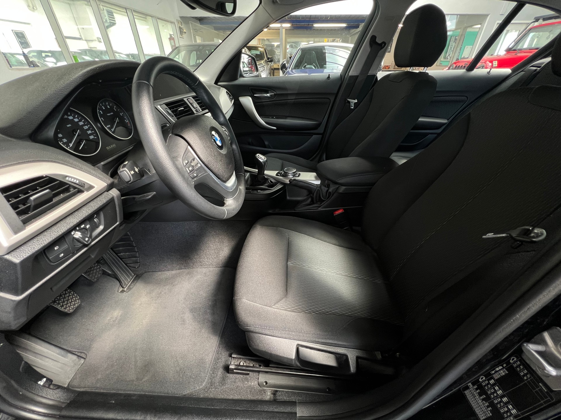 BMW 118i-image-8