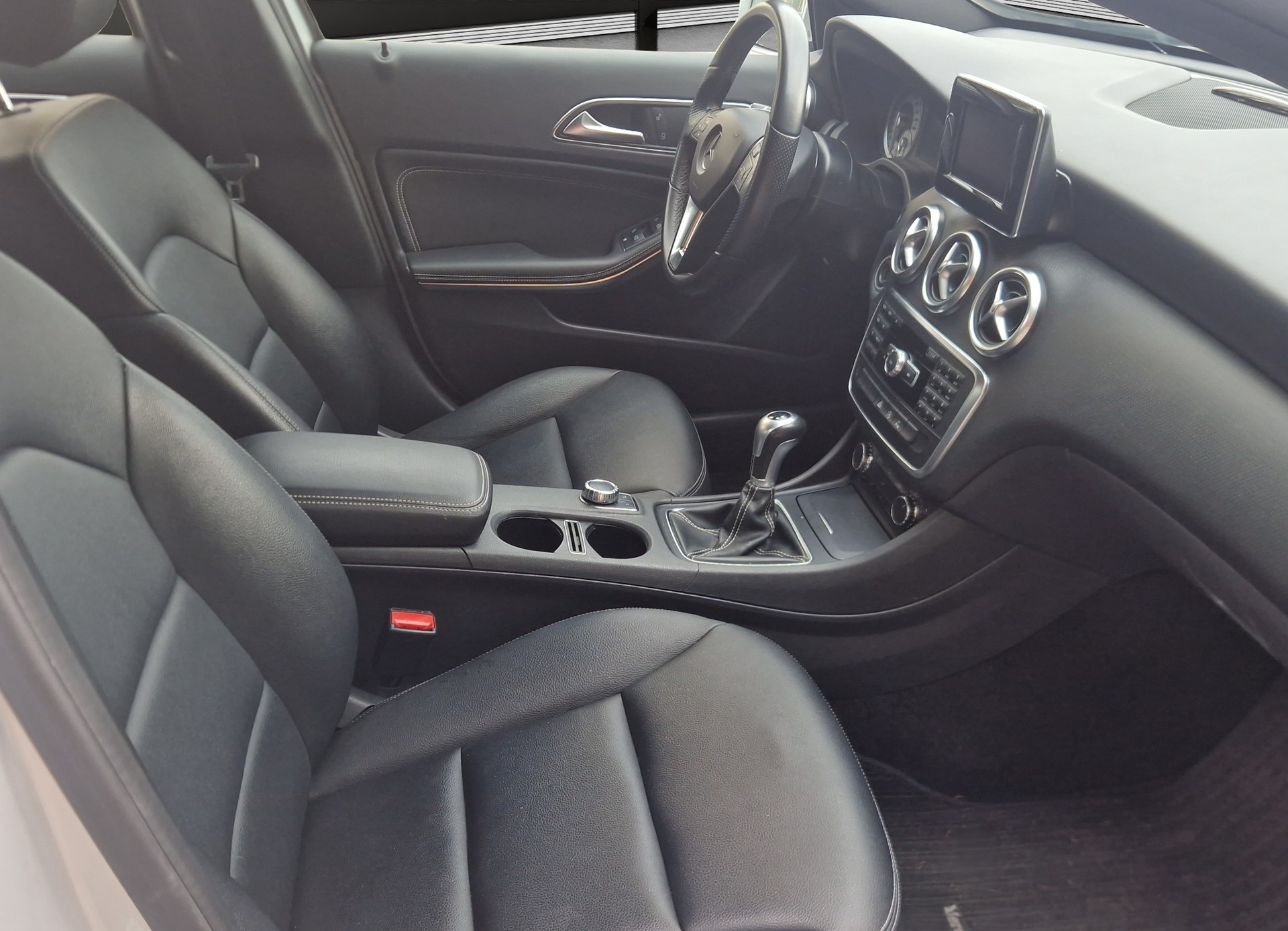 MERCEDES-BENZ A 180 CDI BlueEfficiency Edition-image-11