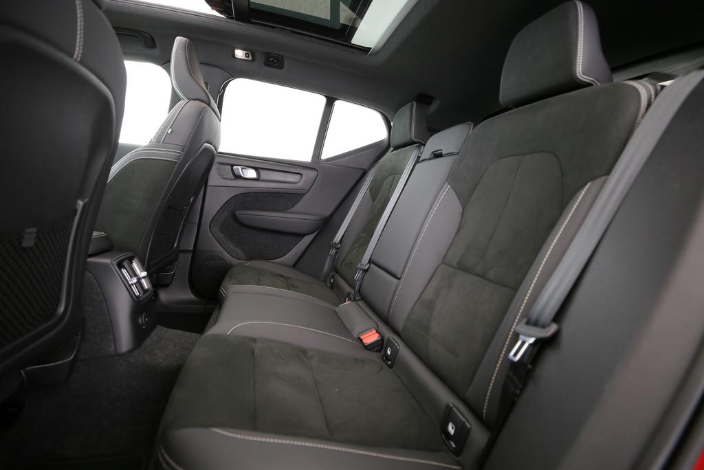 VOLVO XC40 1.5 T4 PiH Ultimate Dark-image-8