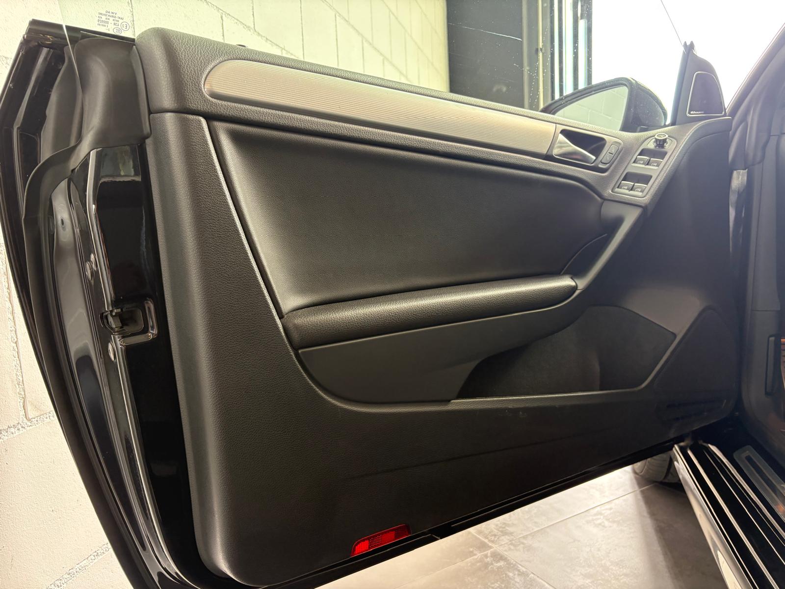 VW Golf VI Cabriolet 2.0 TSI R DSG-image-26