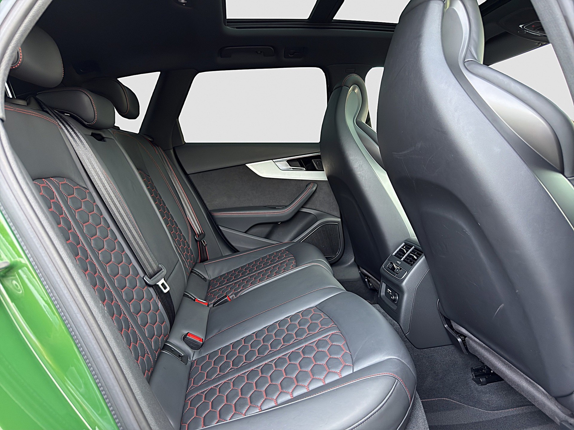 AUDI RS4 Avant quattro tiptronic-image-6