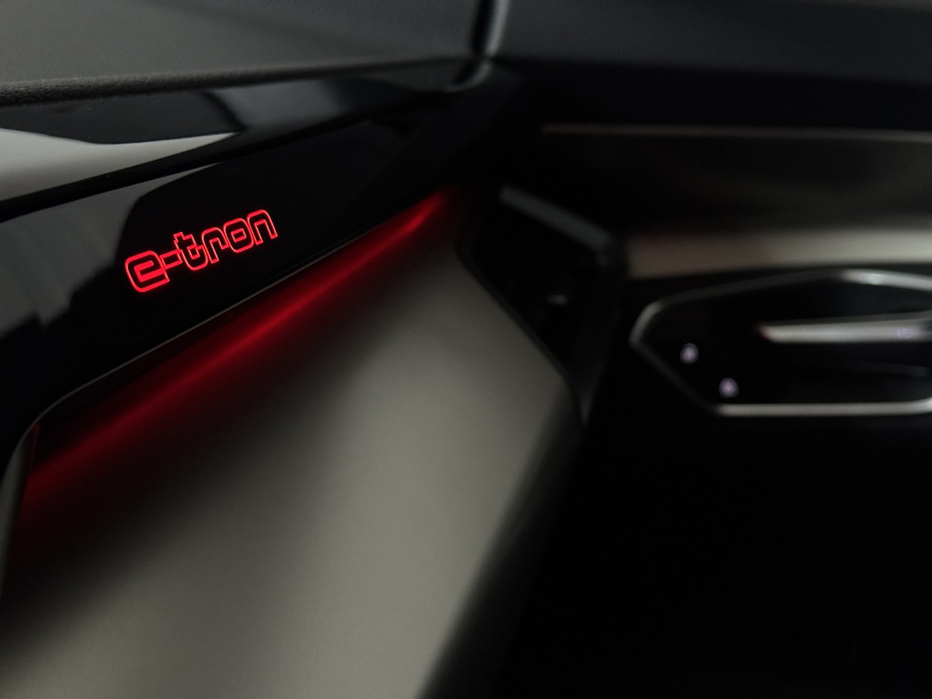 AUDI RS e-tron GT-600 PS-quattro "Leder Sportsitze Pro mit Wabensteppung"-image-17