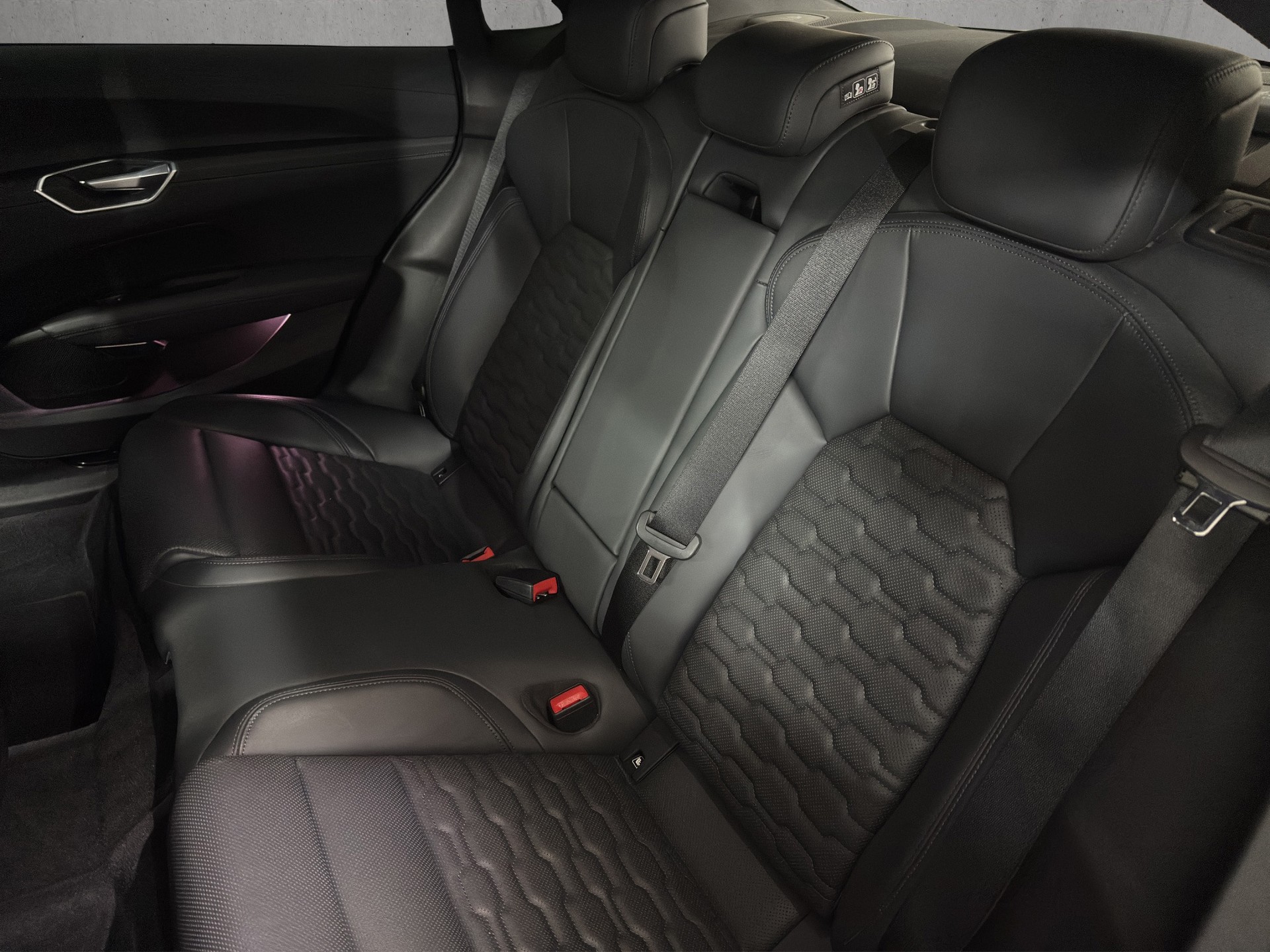 AUDI RS e-tron GT-600 PS-quattro "Leder Sportsitze Pro mit Wabensteppung"-image-11