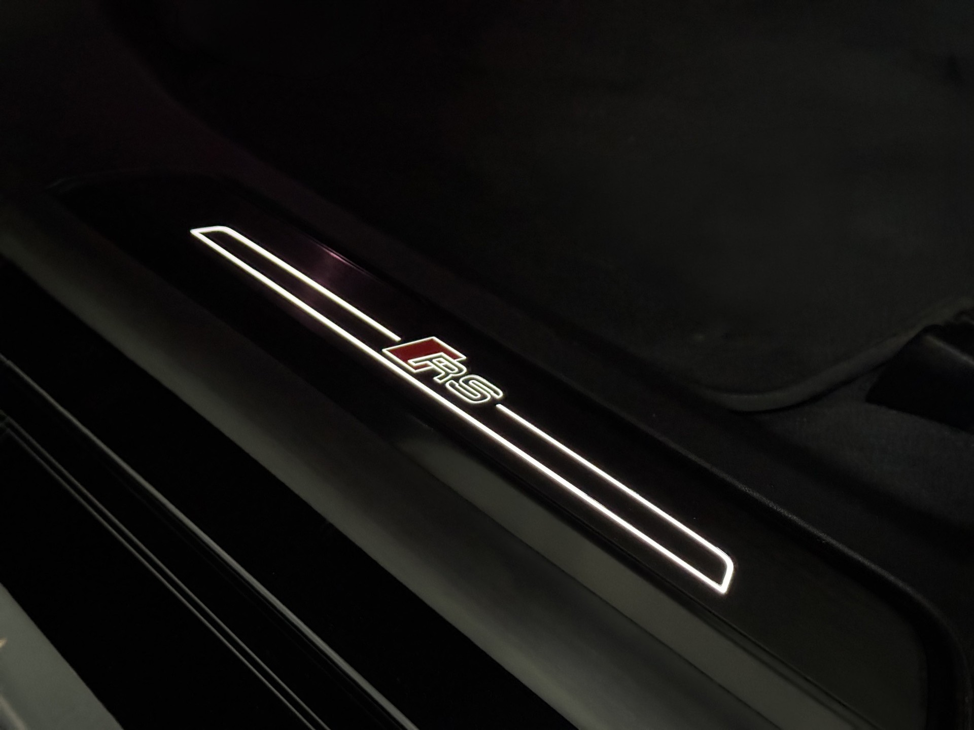 AUDI RS e-tron GT-600 PS-quattro "Leder Sportsitze Pro mit Wabensteppung"-image-24
