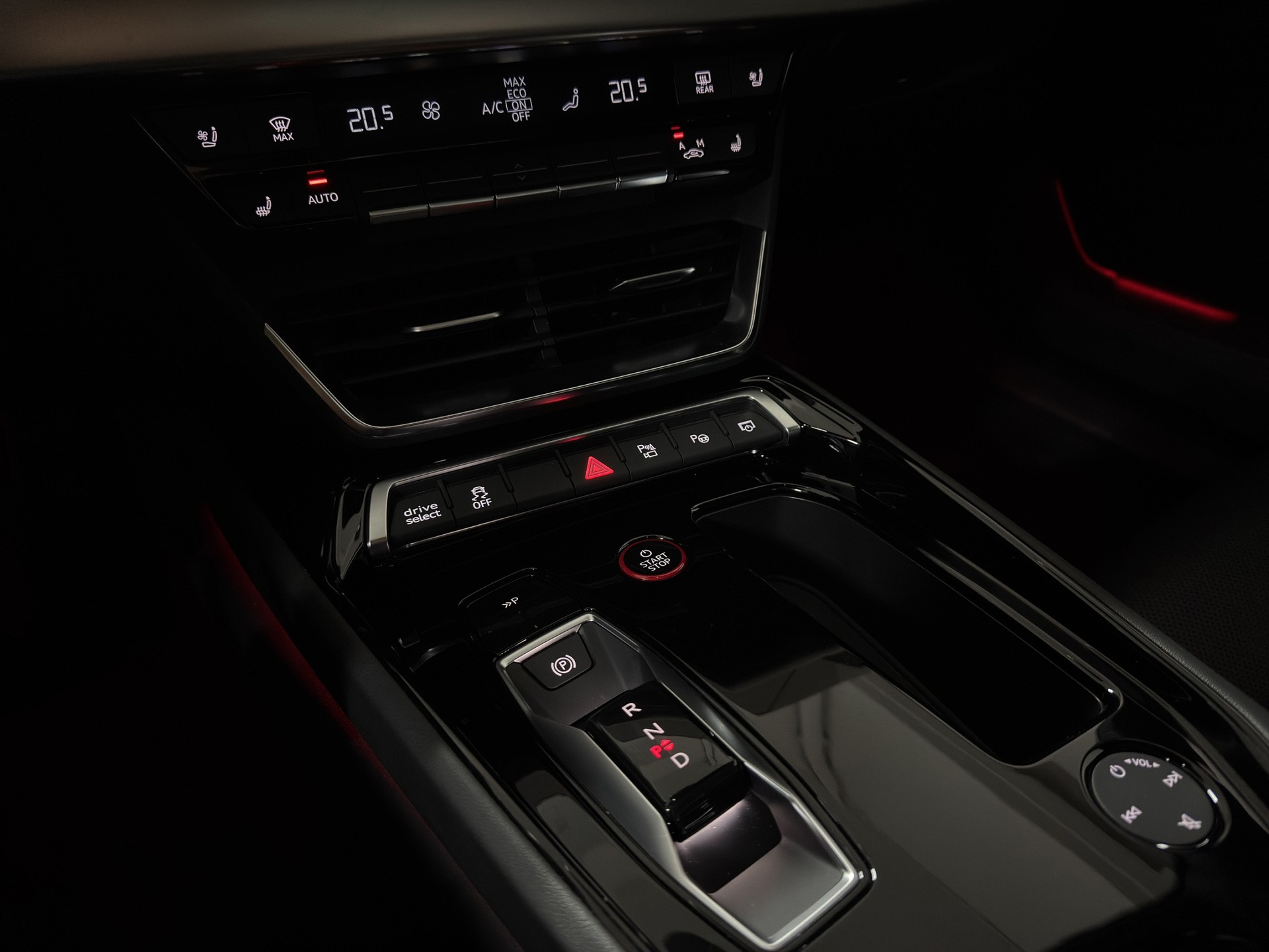 AUDI RS e-tron GT-600 PS-quattro "Leder Sportsitze Pro mit Wabensteppung"-image-18