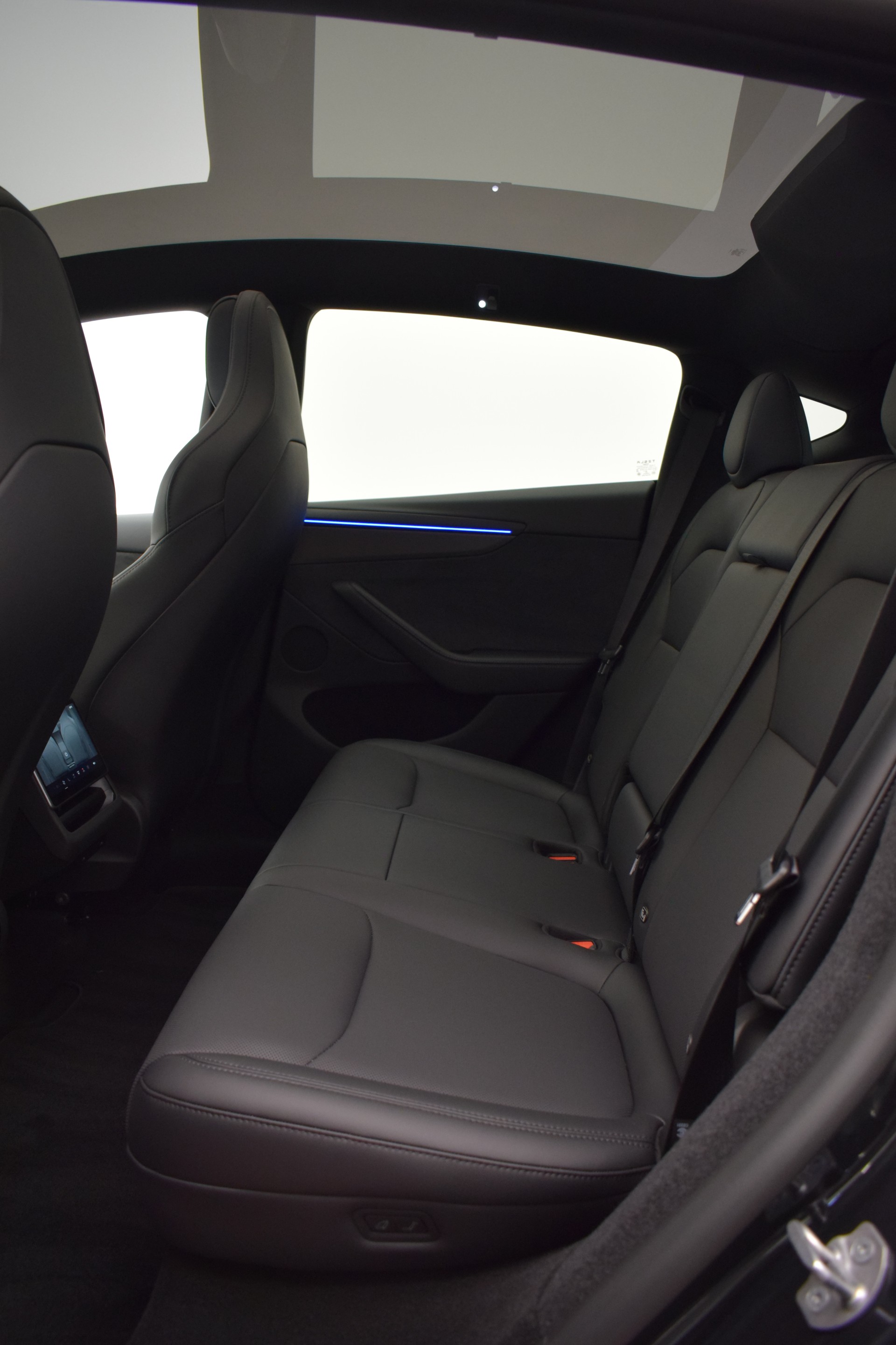 TESLA Model Y Performance AWD 626PS, Neuwagen, CH Typenschein "stealth grey"-image-16