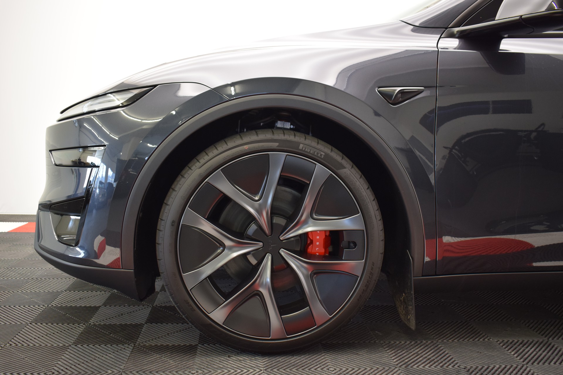 TESLA Model Y Performance AWD 626PS, Neuwagen, CH Typenschein "stealth grey"-image-6