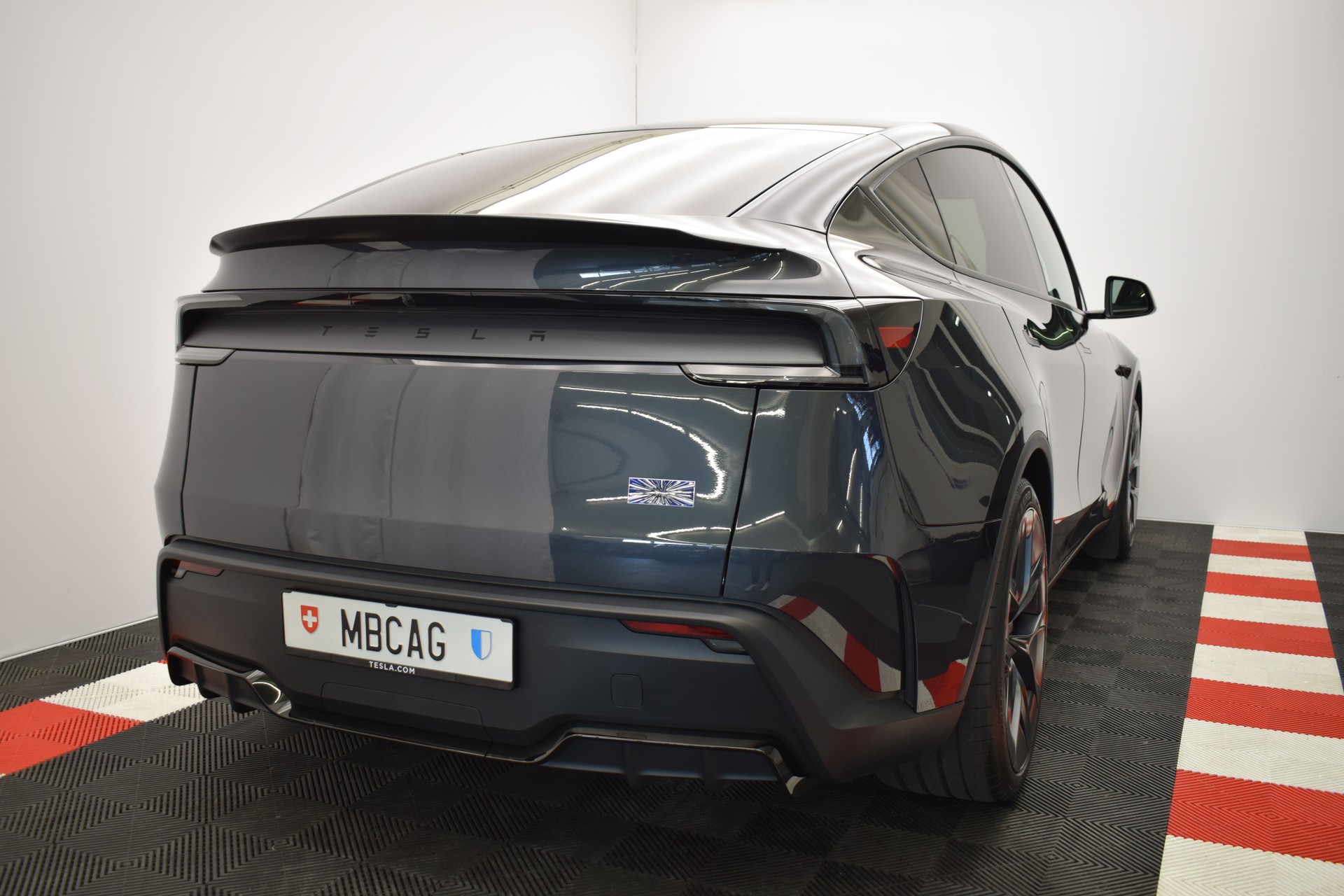 TESLA Model Y Performance AWD 626PS, Neuwagen, CH Typenschein "stealth grey"-image-11