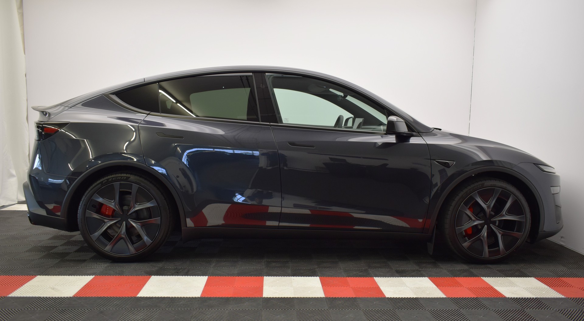 TESLA Model Y Performance AWD 626PS, Neuwagen, CH Typenschein "stealth grey"-image-13