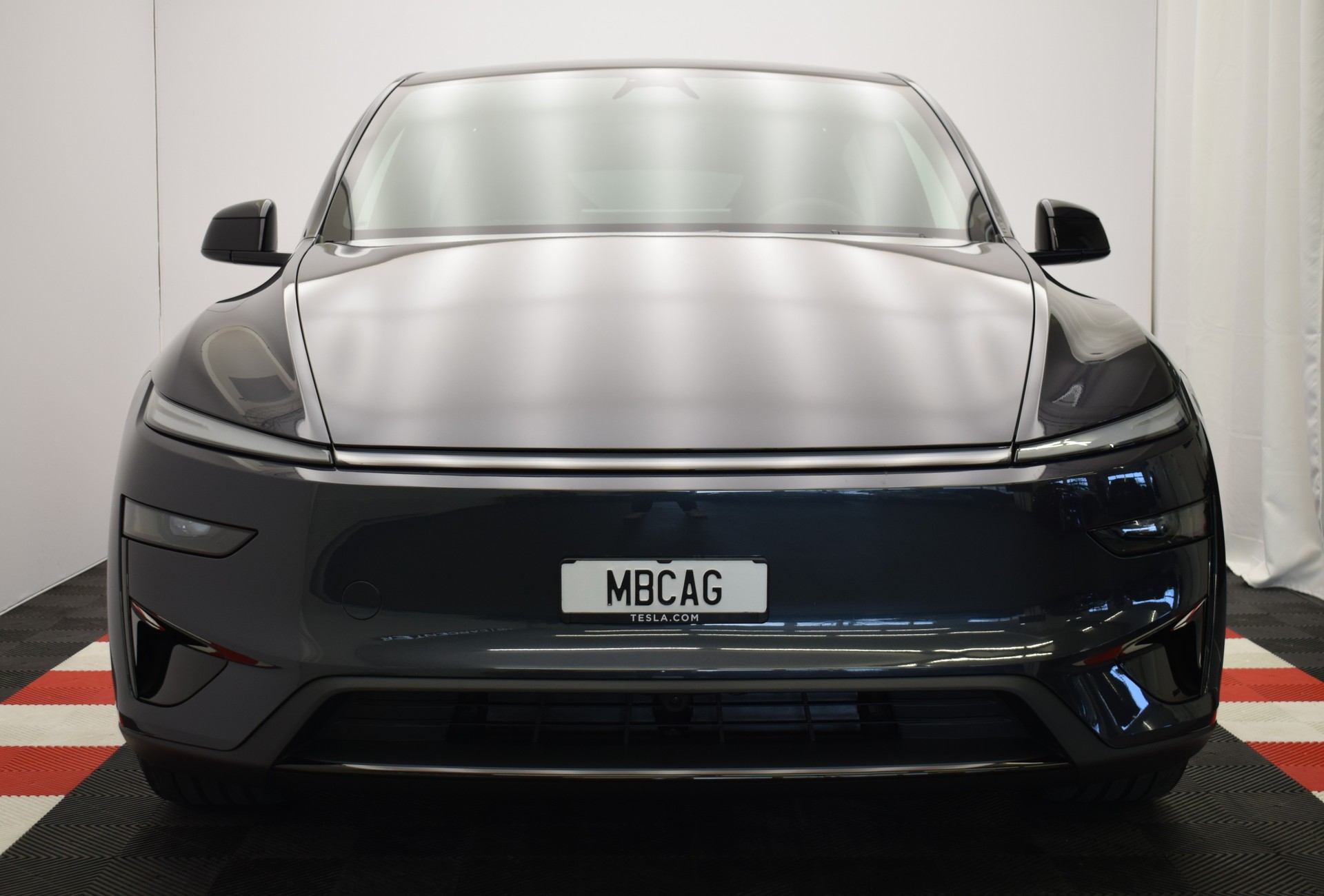 TESLA Model Y Performance AWD 626PS, Neuwagen, CH Typenschein "stealth grey"-image-4