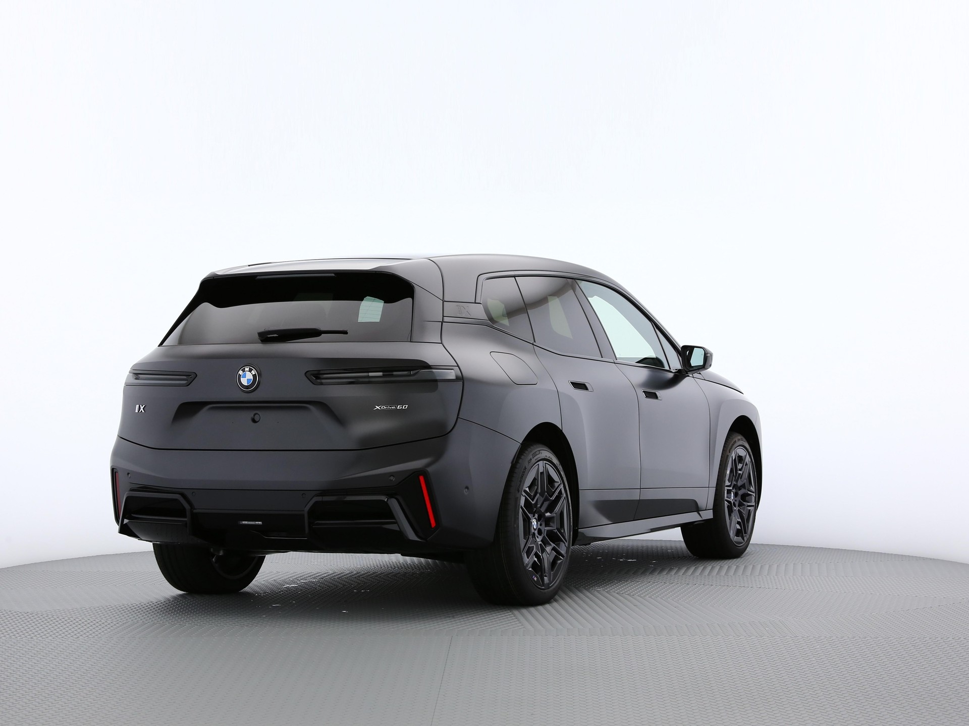 BMW iX xDrive60-image-1