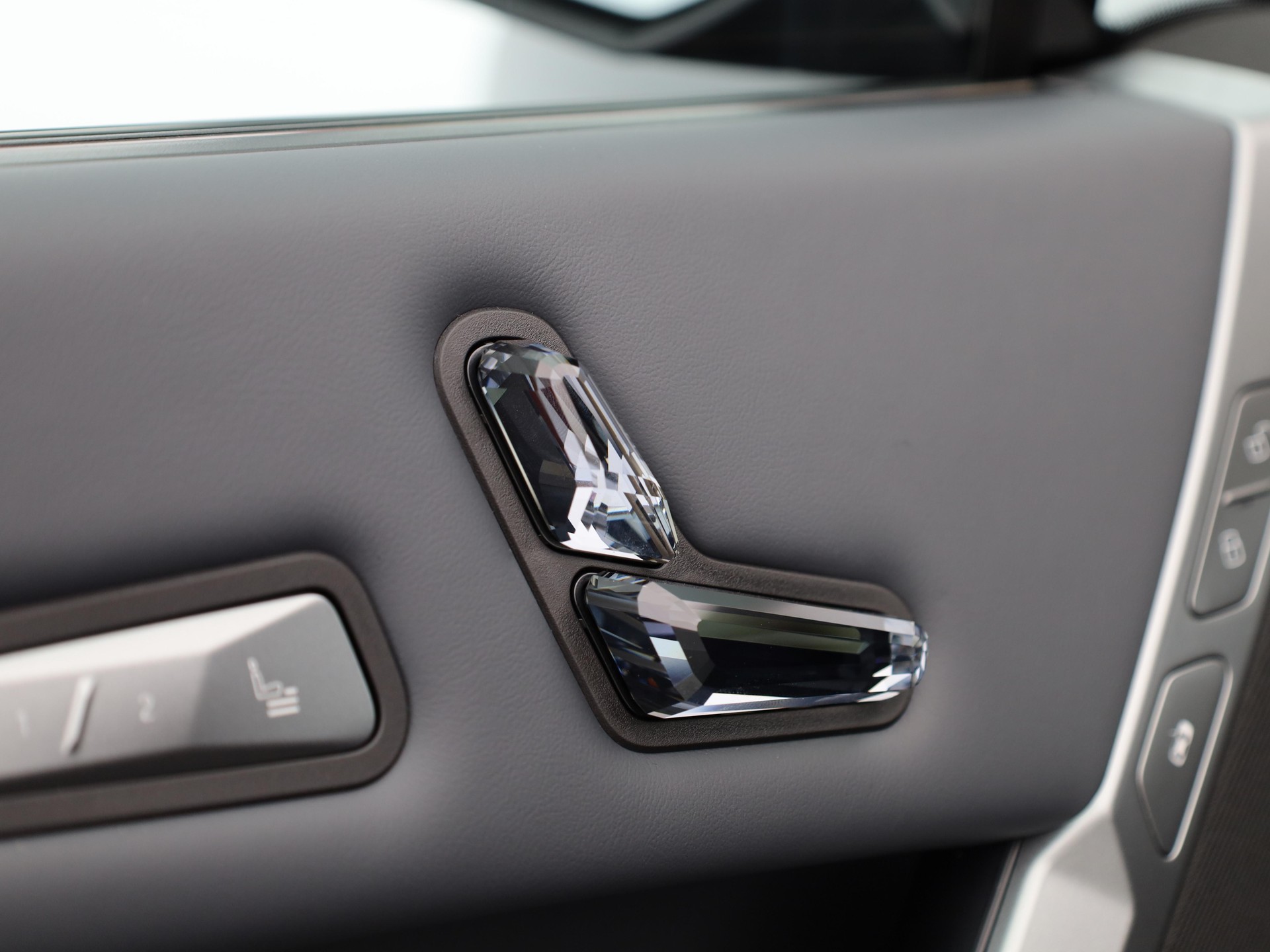 BMW iX xDrive60-image-10
