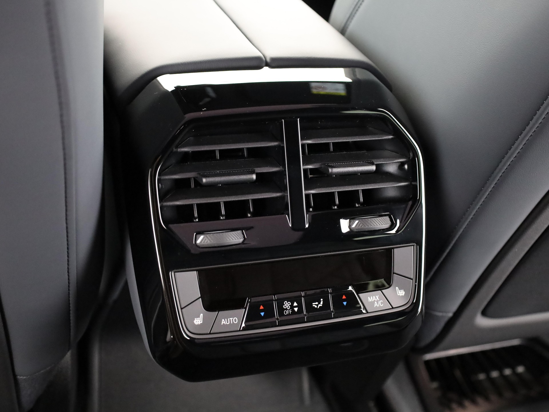 BMW iX xDrive60-image-17