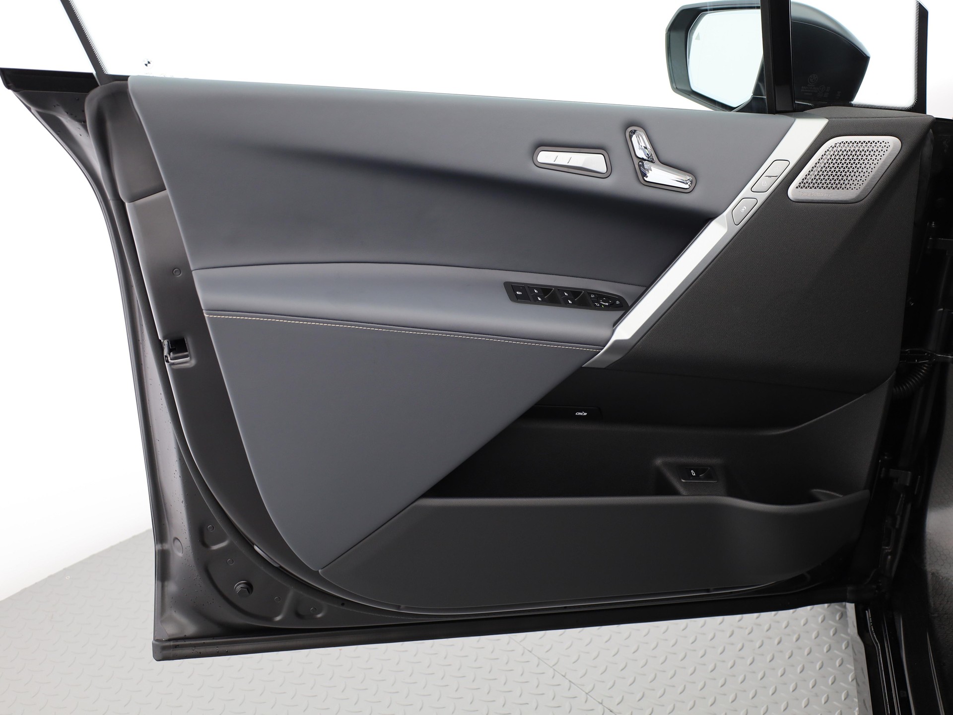 BMW iX xDrive60-image-9