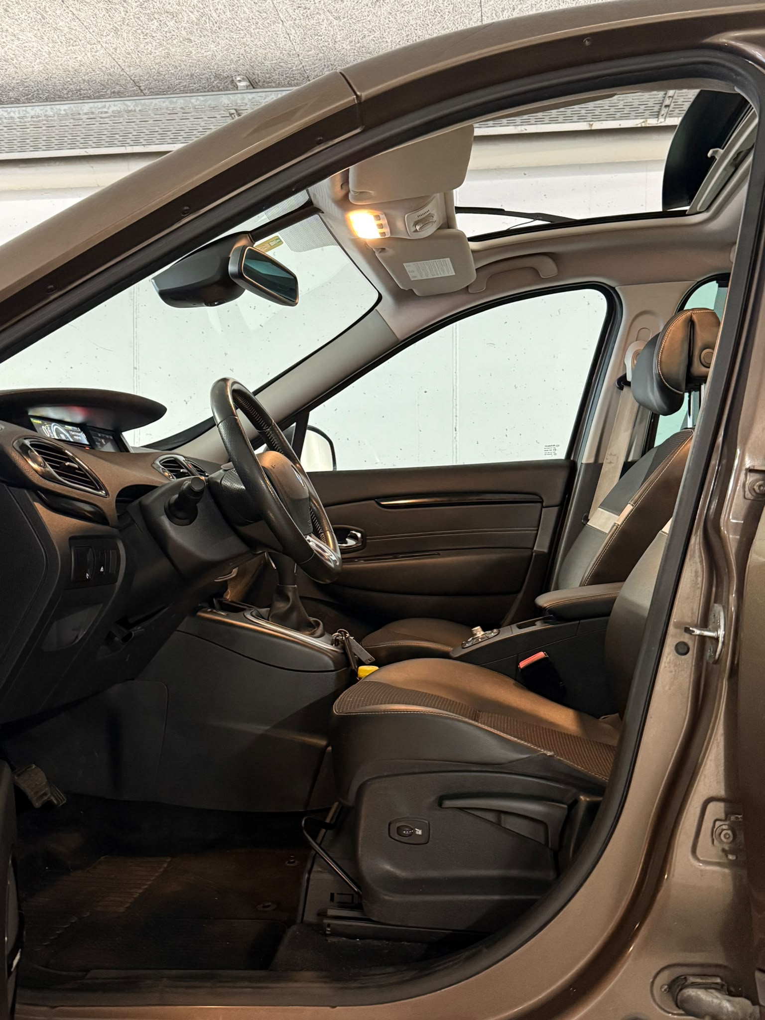 RENAULT Scénic 1.5 dCi Swiss Edition EDC-image-8