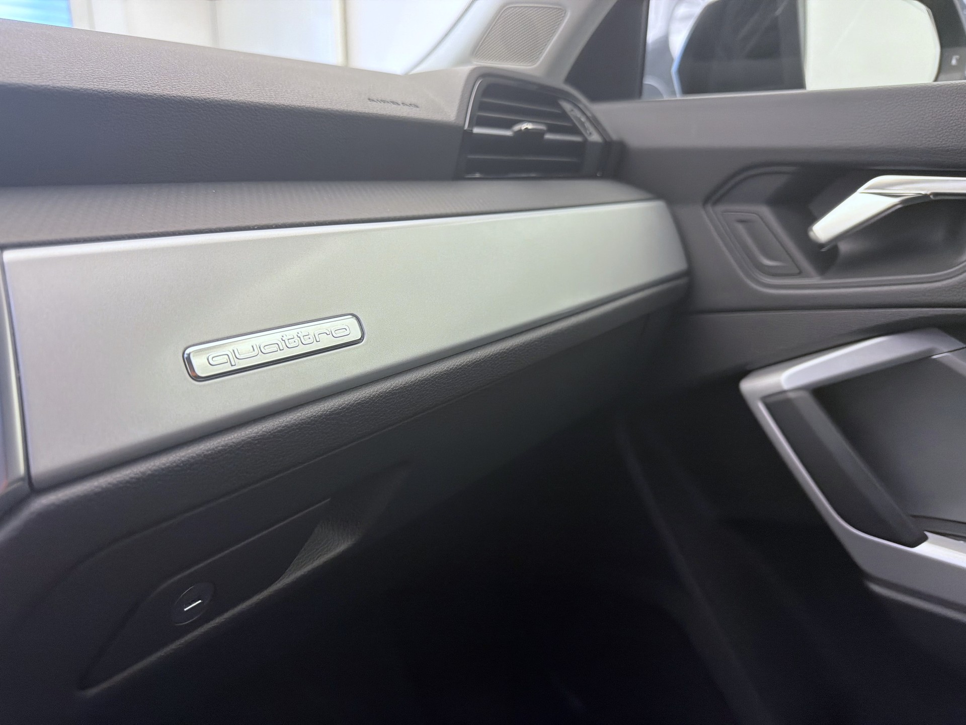 AUDI Q3 40 TFSI quattro S-tronic-image-18