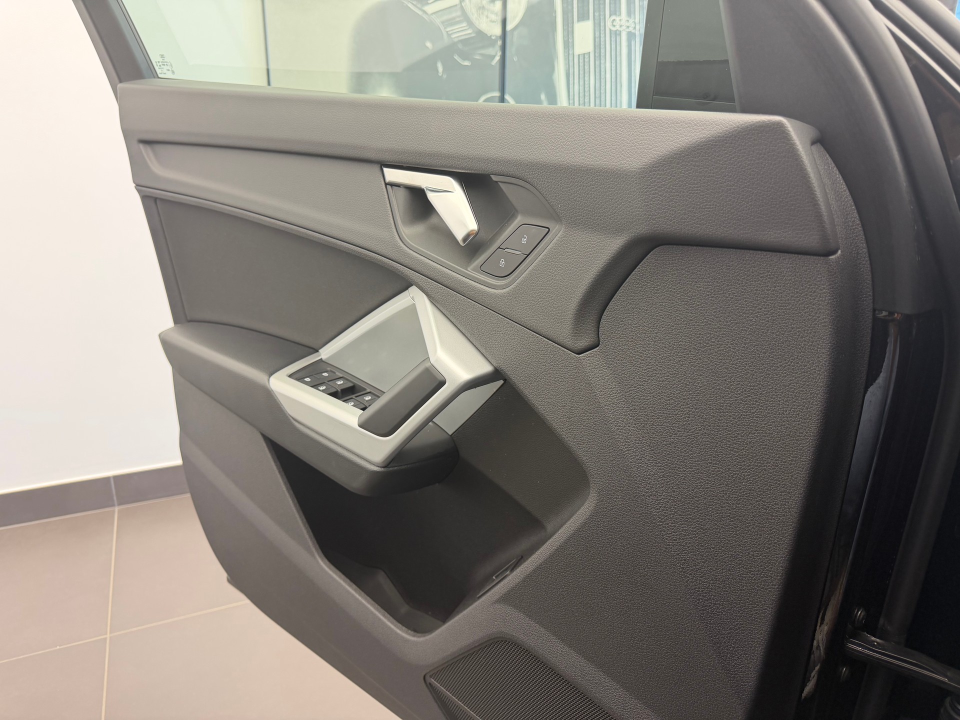 AUDI Q3 40 TFSI quattro S-tronic-image-4