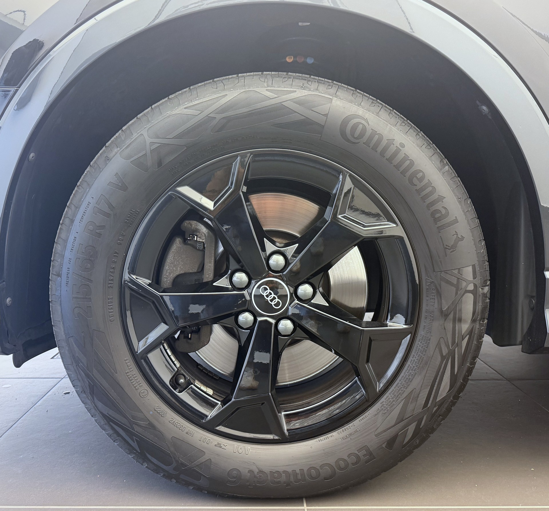 AUDI Q3 40 TFSI quattro S-tronic-image-2