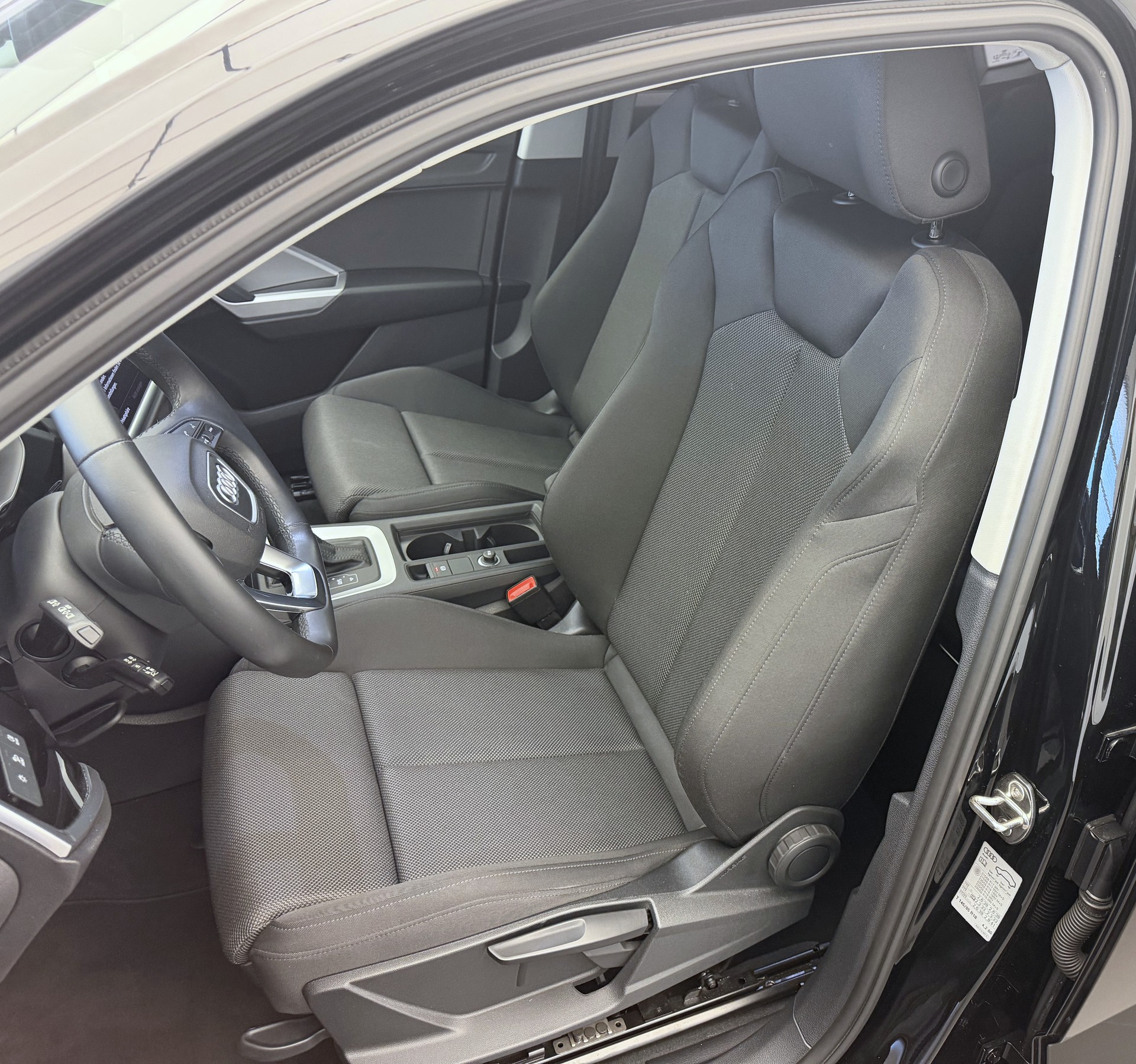 AUDI Q3 40 TFSI quattro S-tronic-image-5