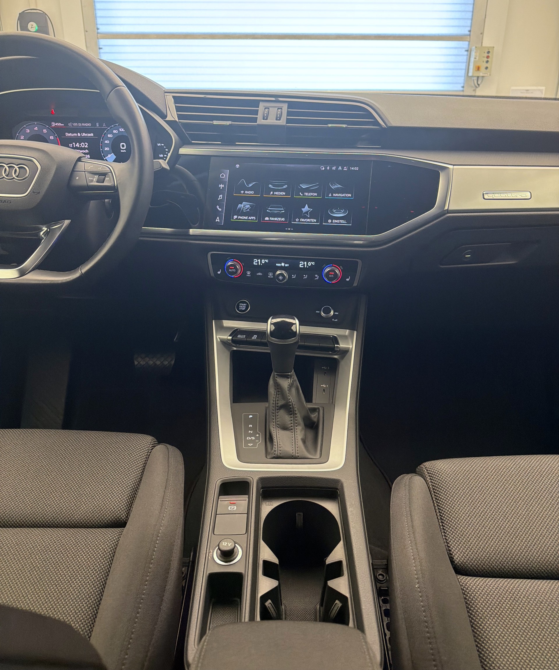 AUDI Q3 40 TFSI quattro S-tronic-image-11