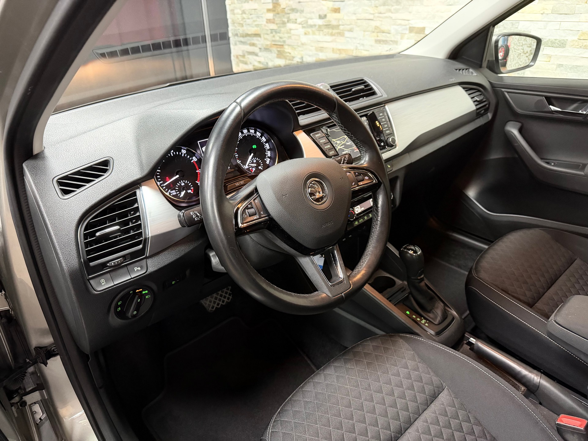 SKODA Fabia 1.2 TSI Ambition DSG-image-9