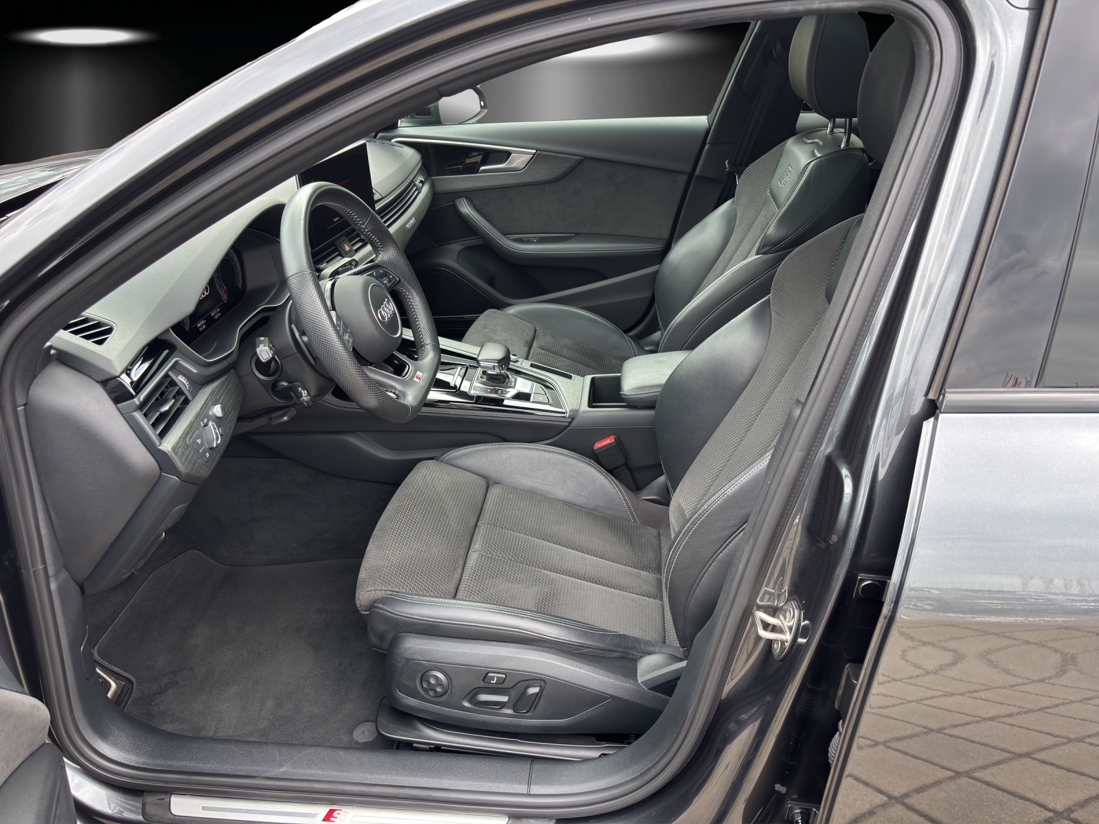 AUDI A4 Avant 40 TDI S line Attraction quattro S-tronic-image-9