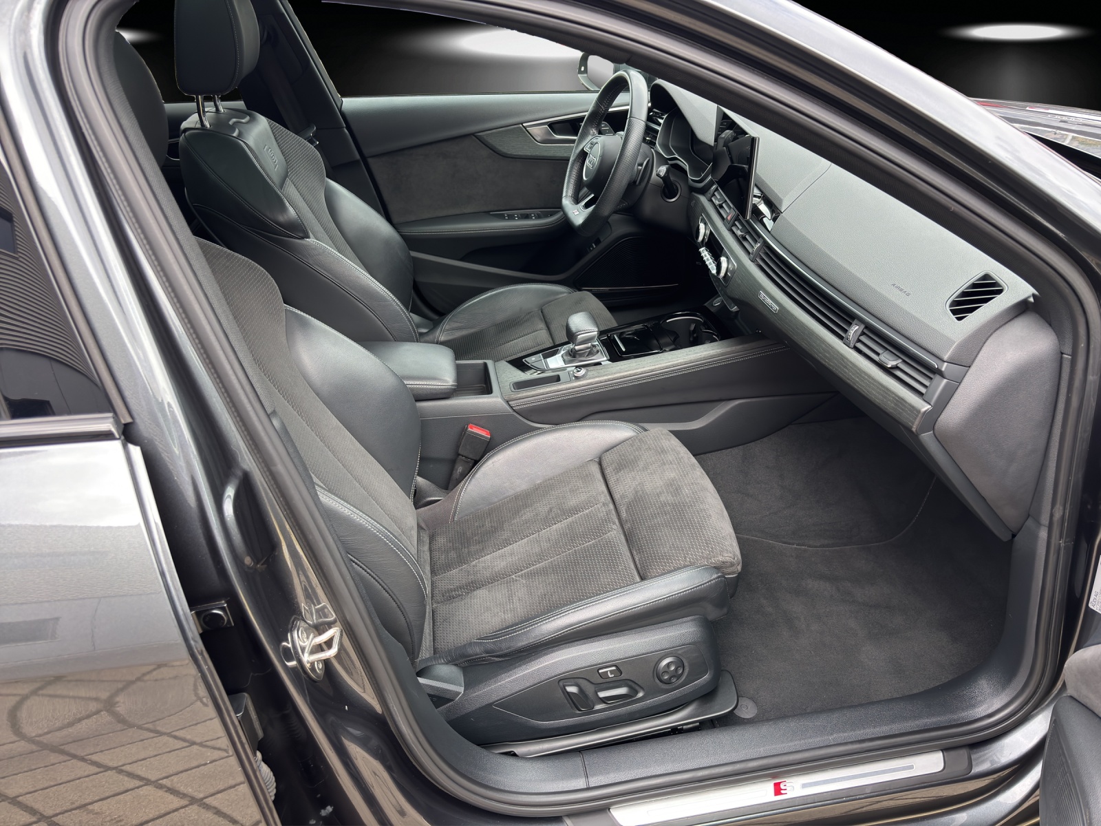 AUDI A4 Avant 40 TDI S line Attraction quattro S-tronic-image-8