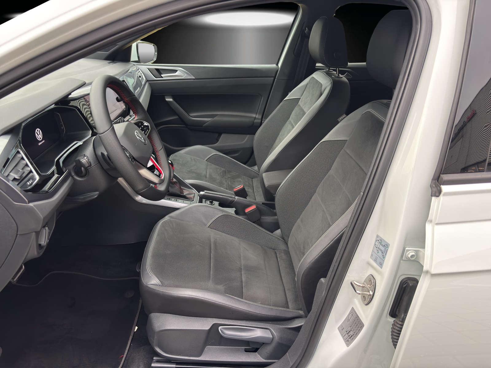 VW Polo 2.0 TSI GTI DSG-image-9