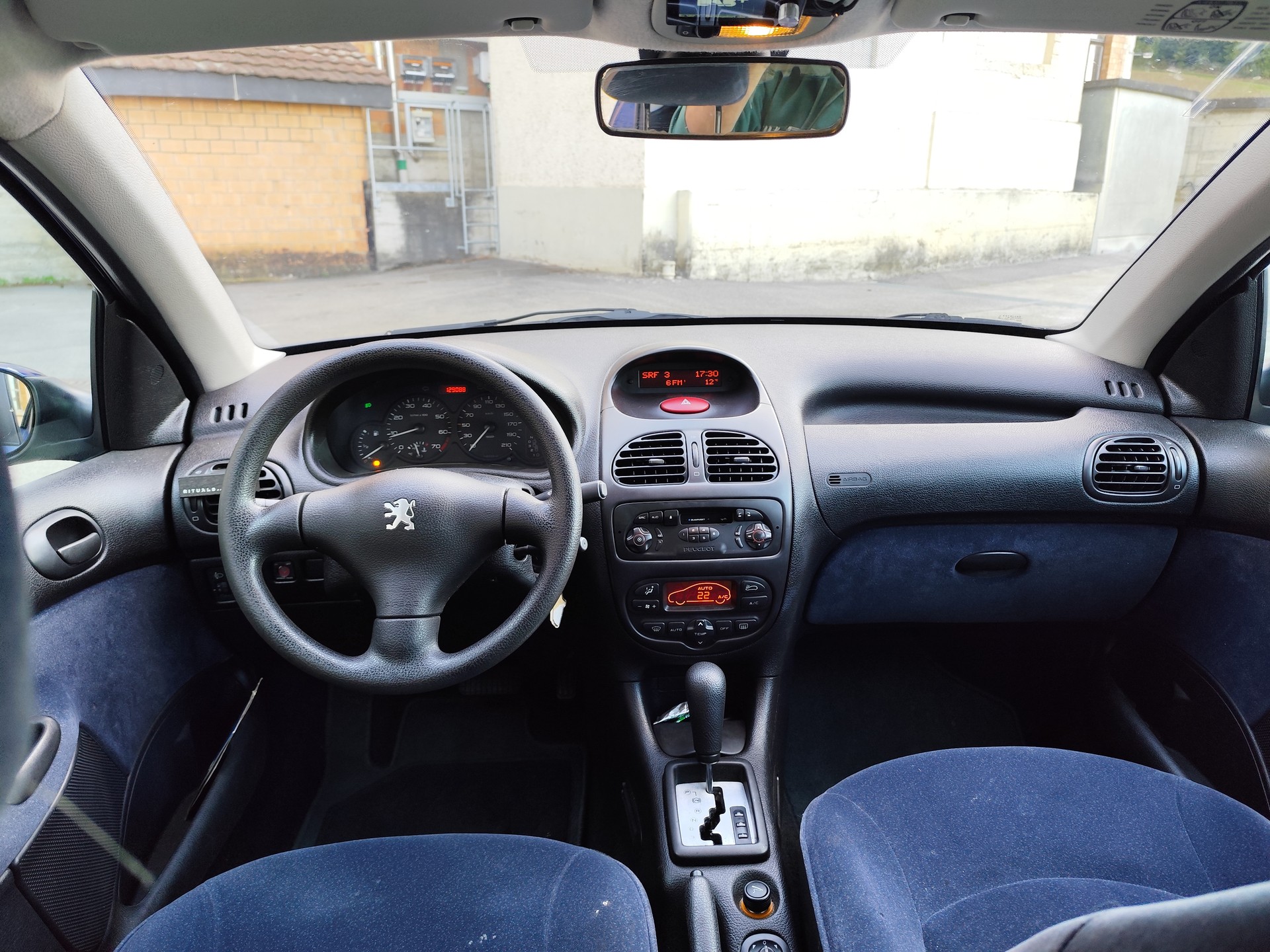 PEUGEOT 1.4 XT Premium-image-3