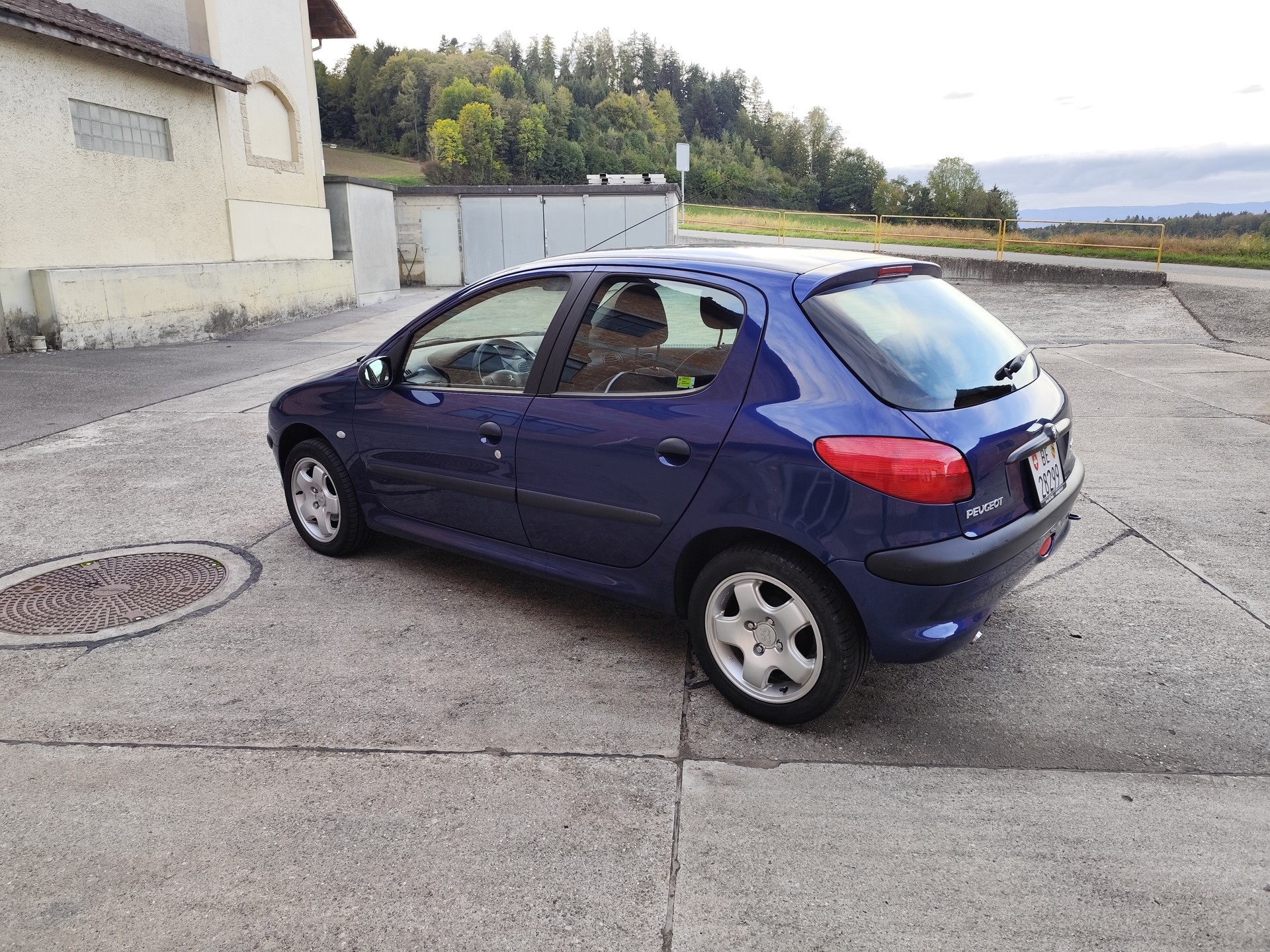 PEUGEOT 1.4 XT Premium-image-2