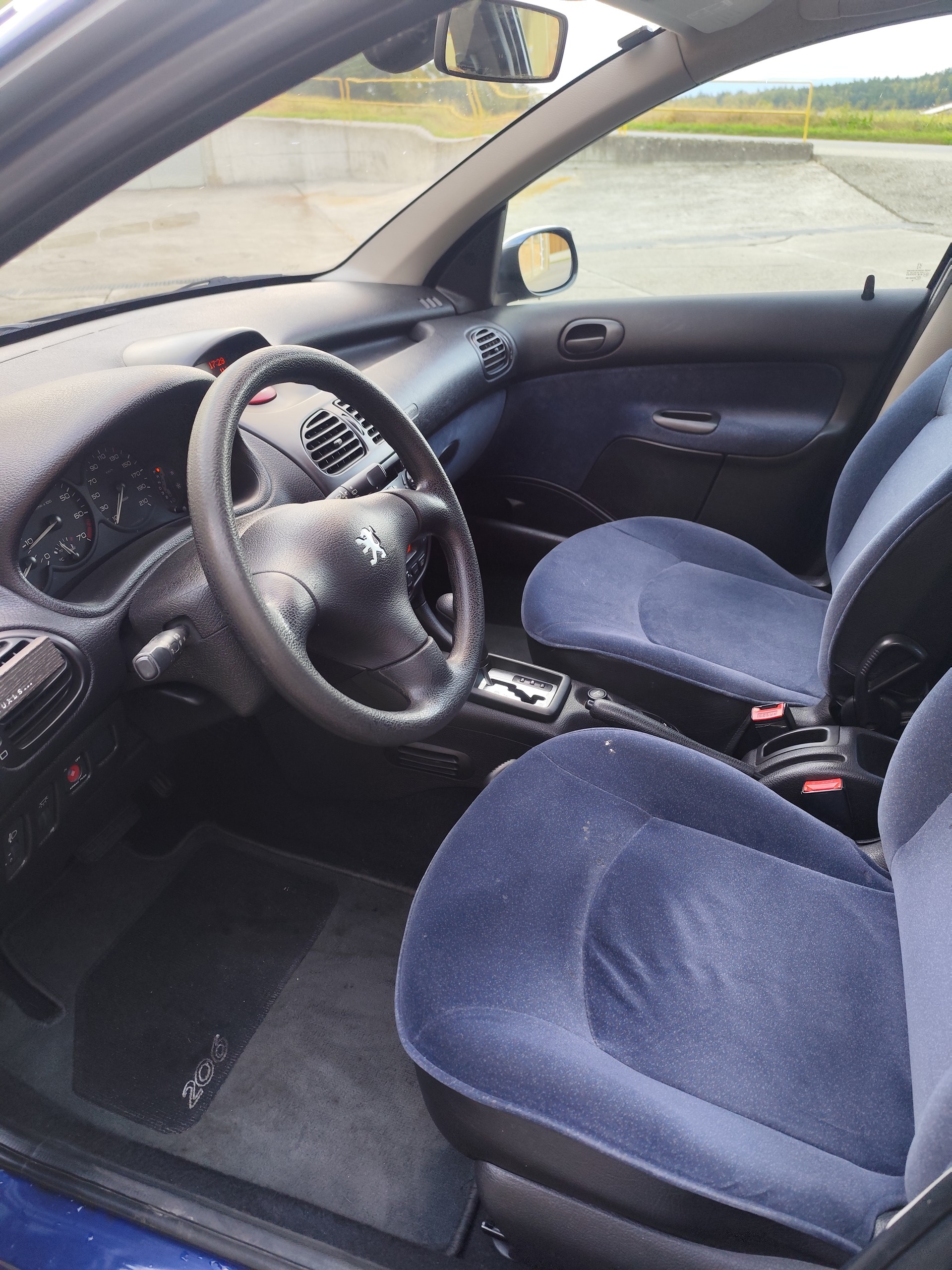 PEUGEOT 1.4 XT Premium-image-5