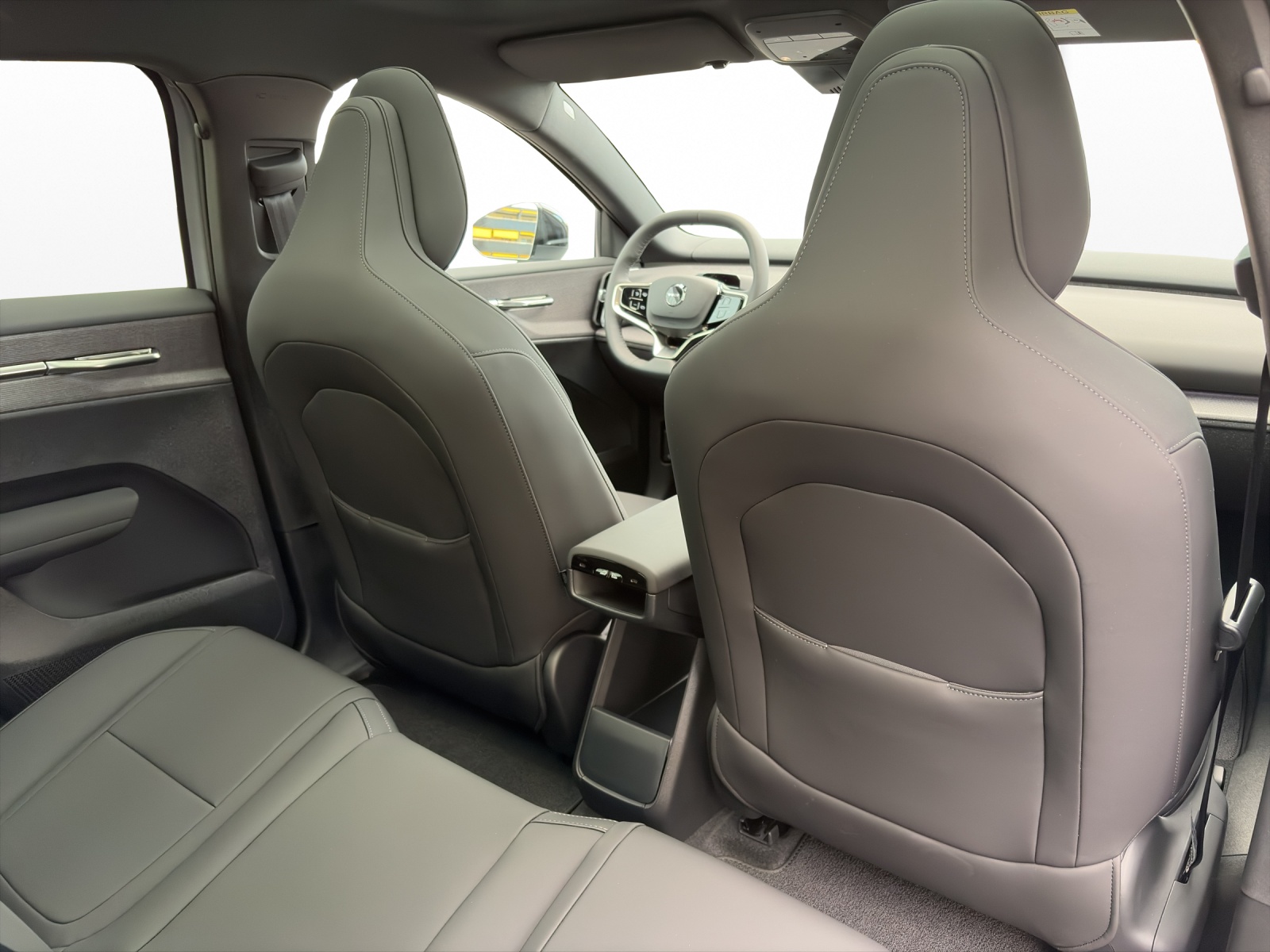 VOLVO EX30 P8 Ultra XCENTRIC Black Edition AWD-image-16