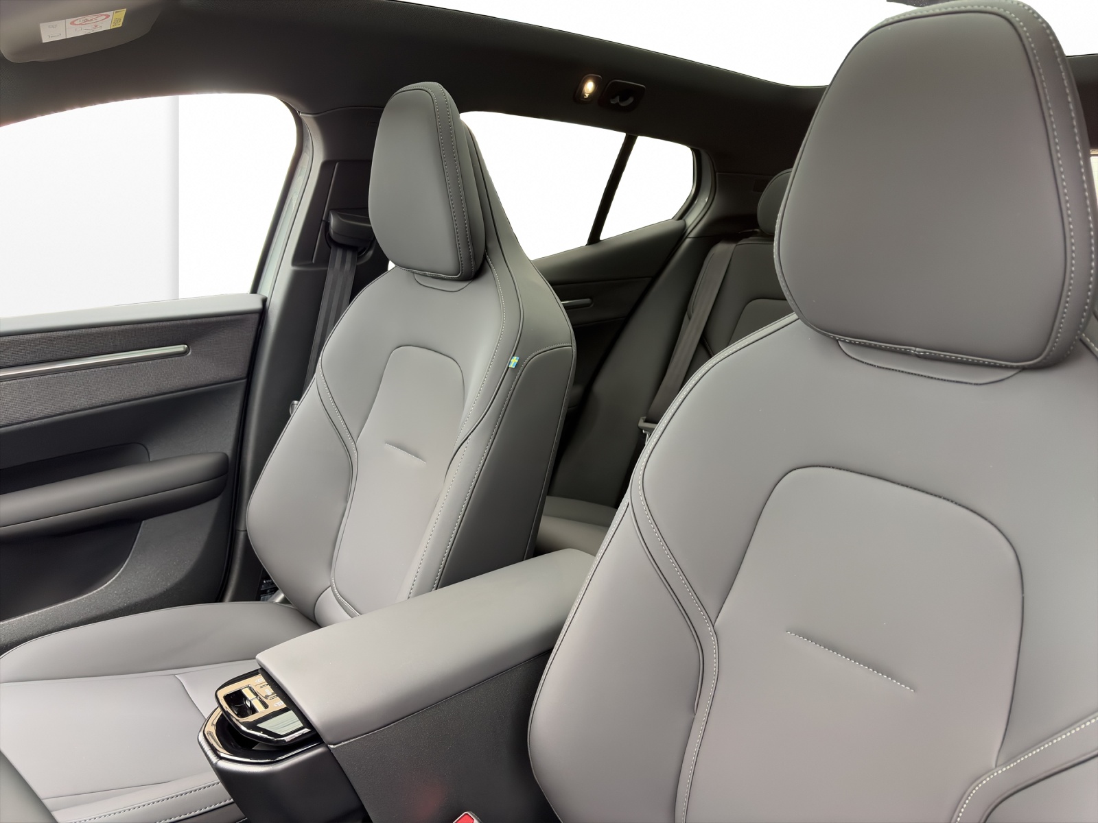 VOLVO EX30 P8 Ultra XCENTRIC Black Edition AWD-image-8