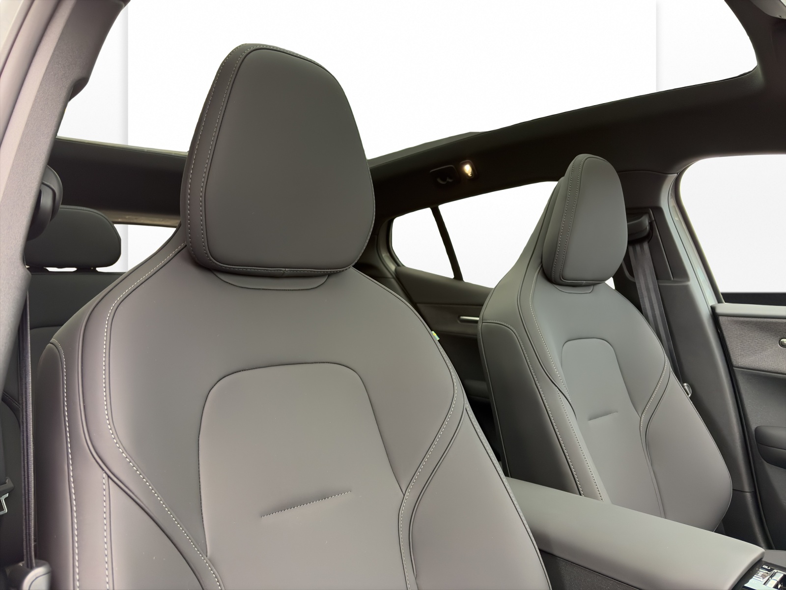 VOLVO EX30 P8 Ultra XCENTRIC Black Edition AWD-image-15