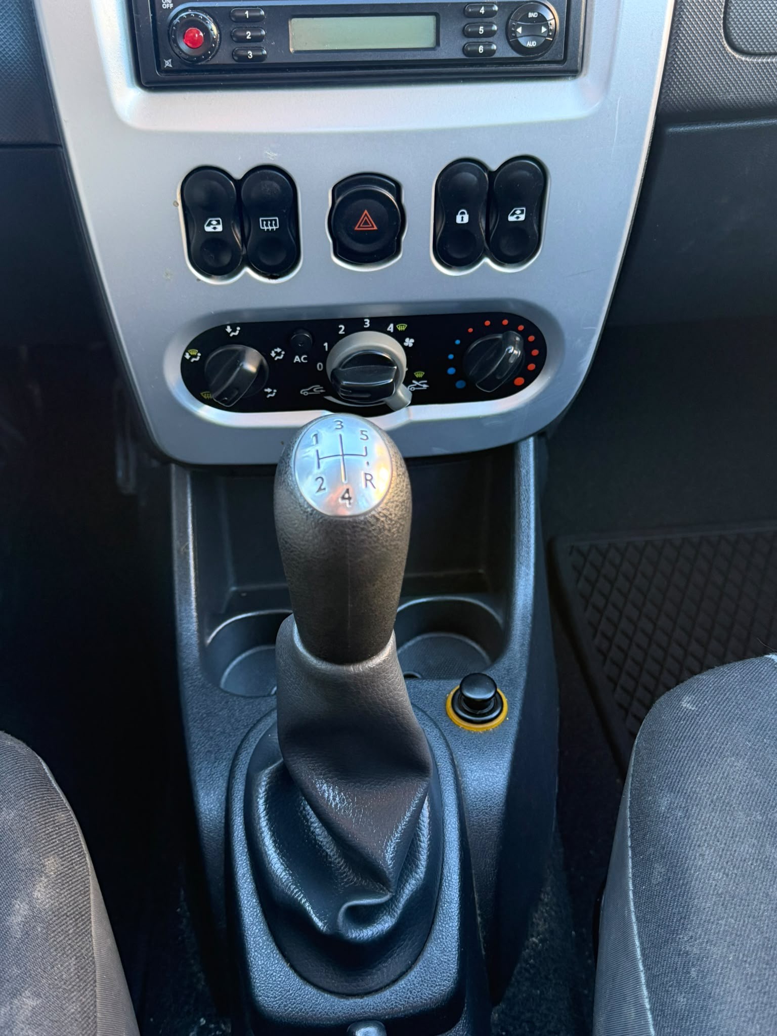 DACIA Sandero 1.6 Lauréate-image-11