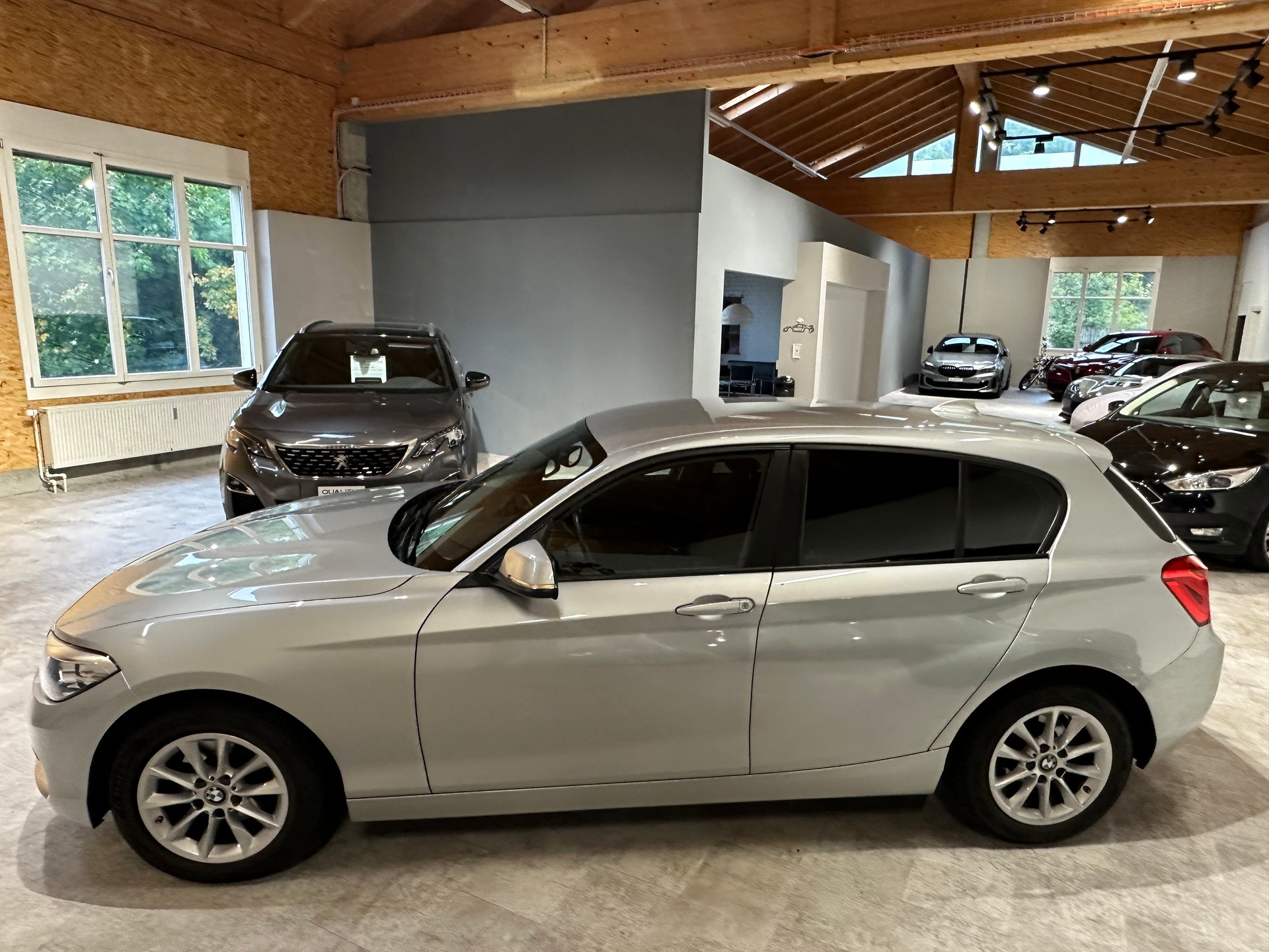BMW 118d xDrive Sport Line-showroom-element-2