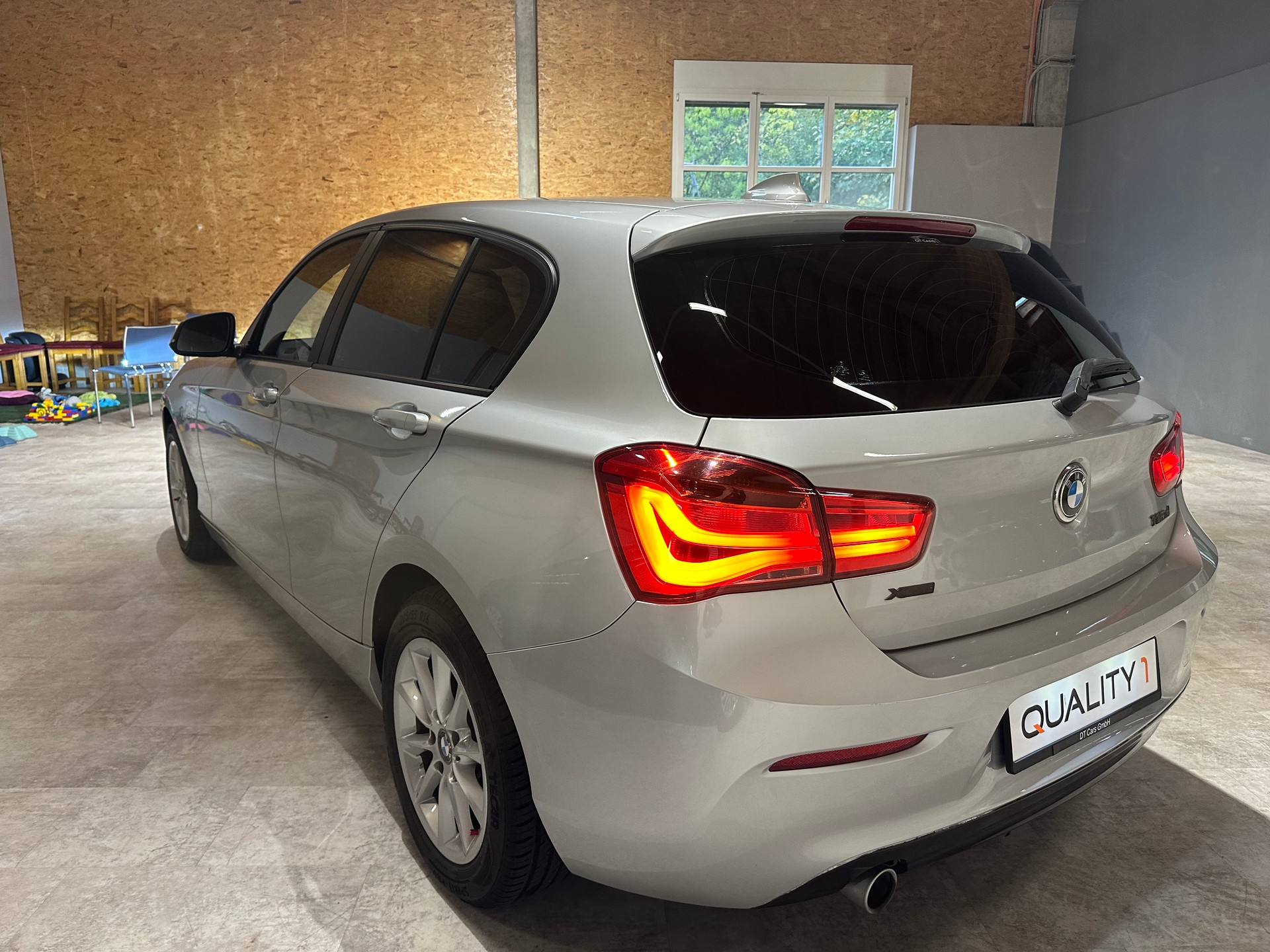 BMW 118d xDrive Sport Line-showroom-element-3