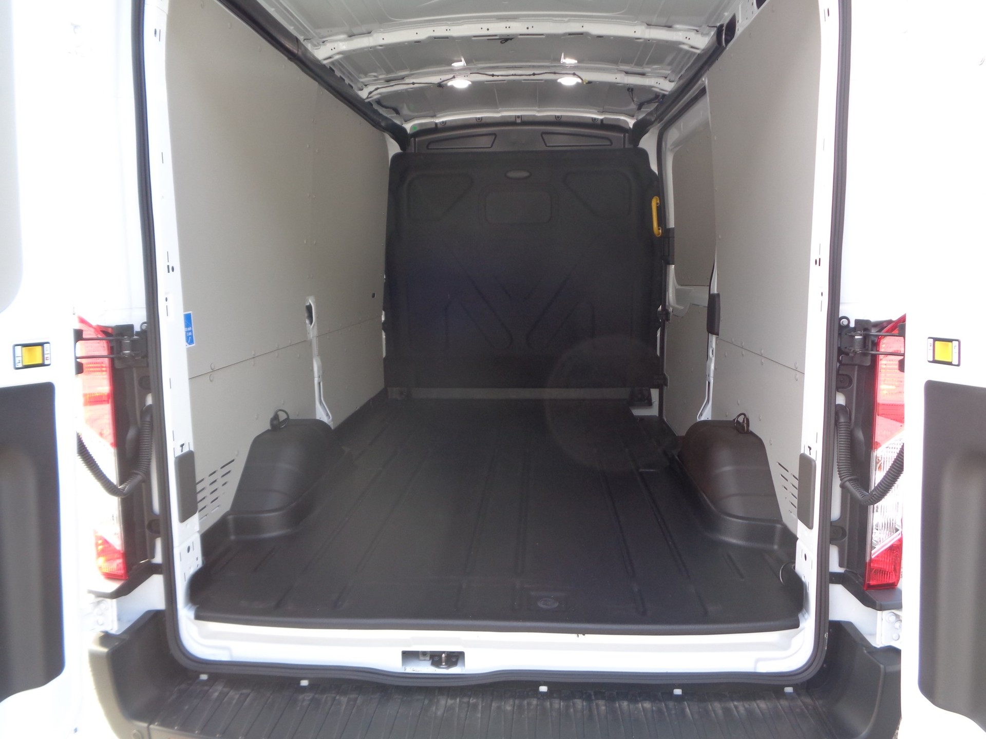 FORD E-Transit Van 350 L2 Basis RWD-image-10