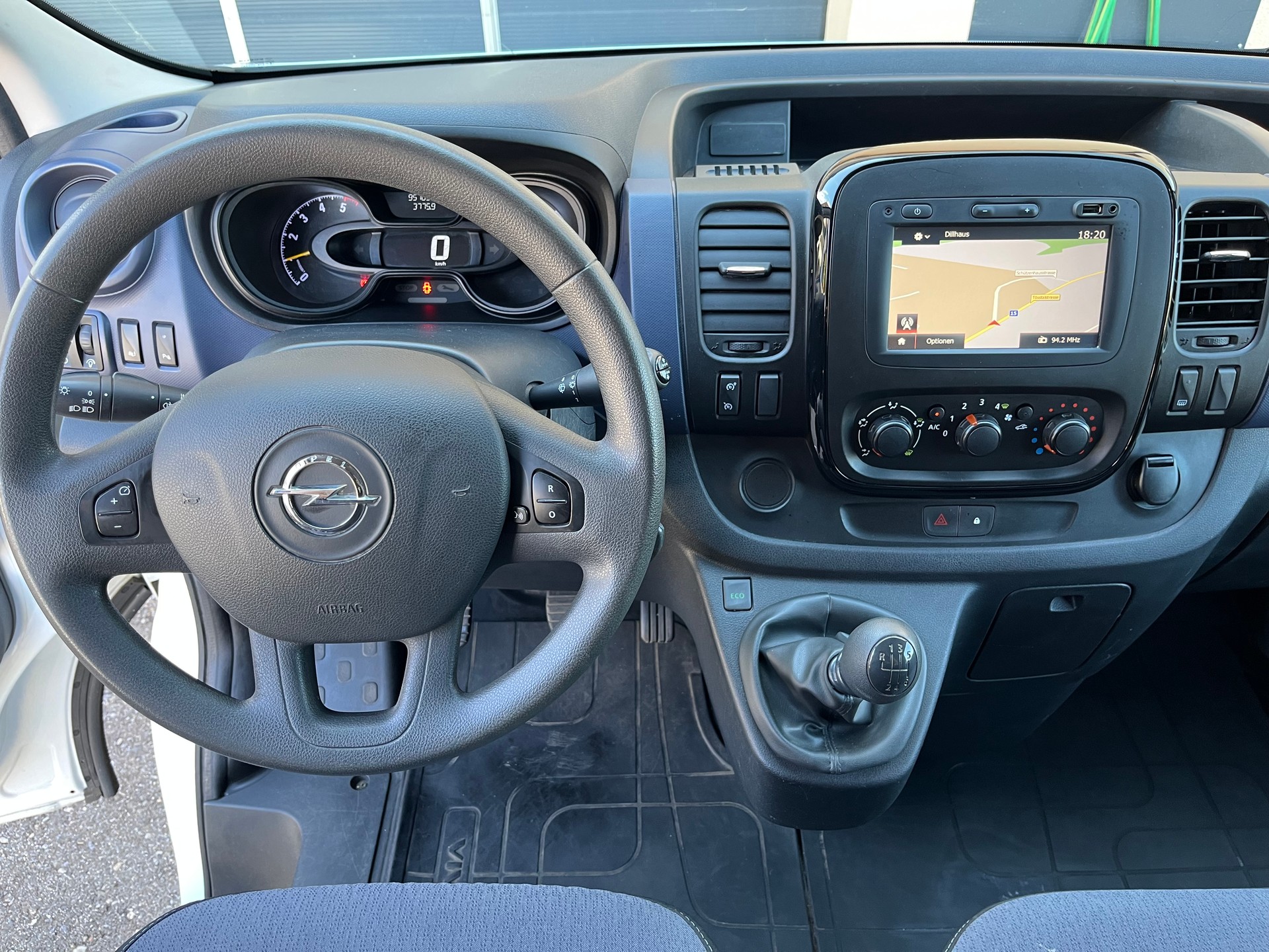 OPEL VIVARO-image-8