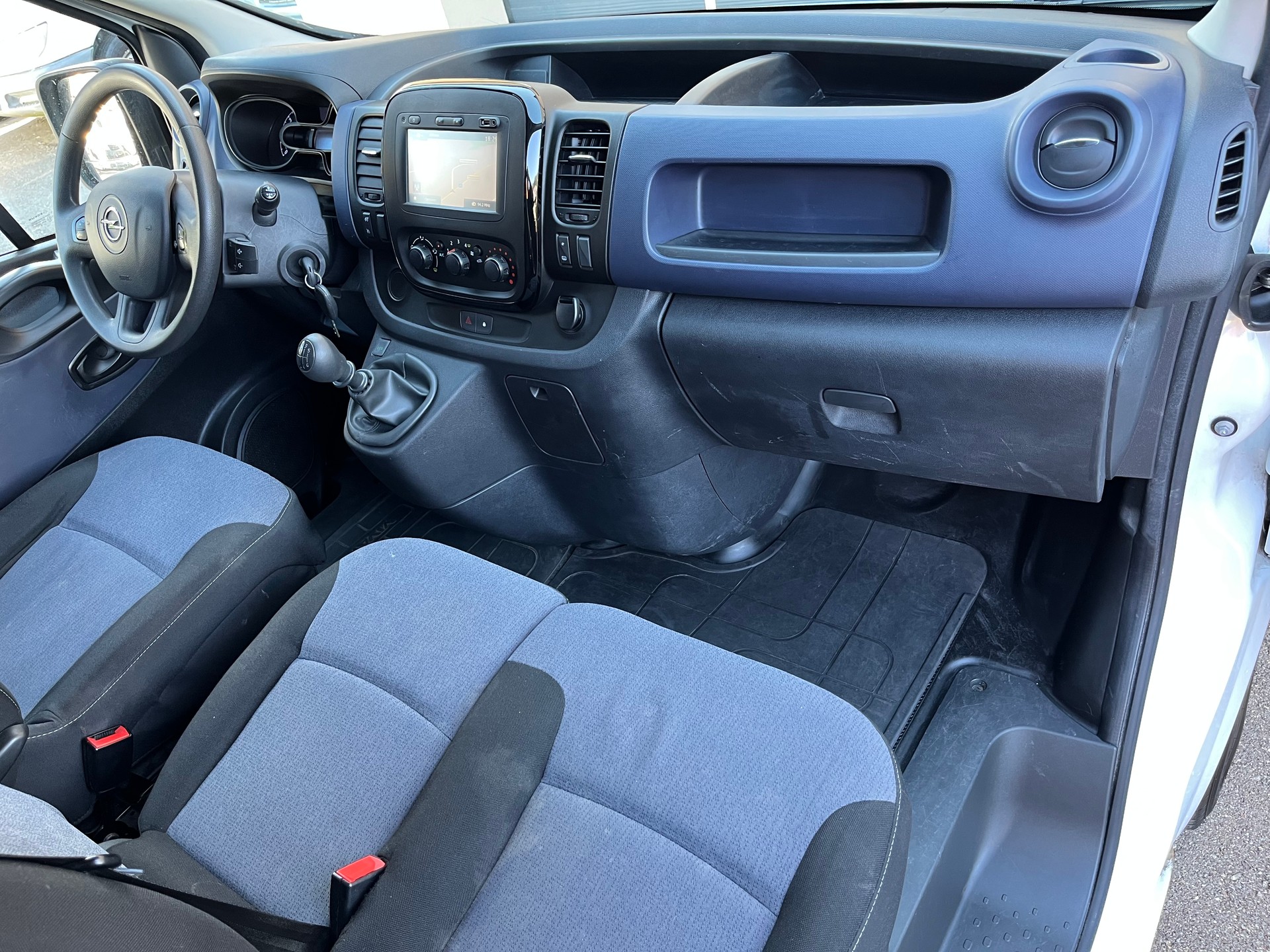 OPEL VIVARO-image-12