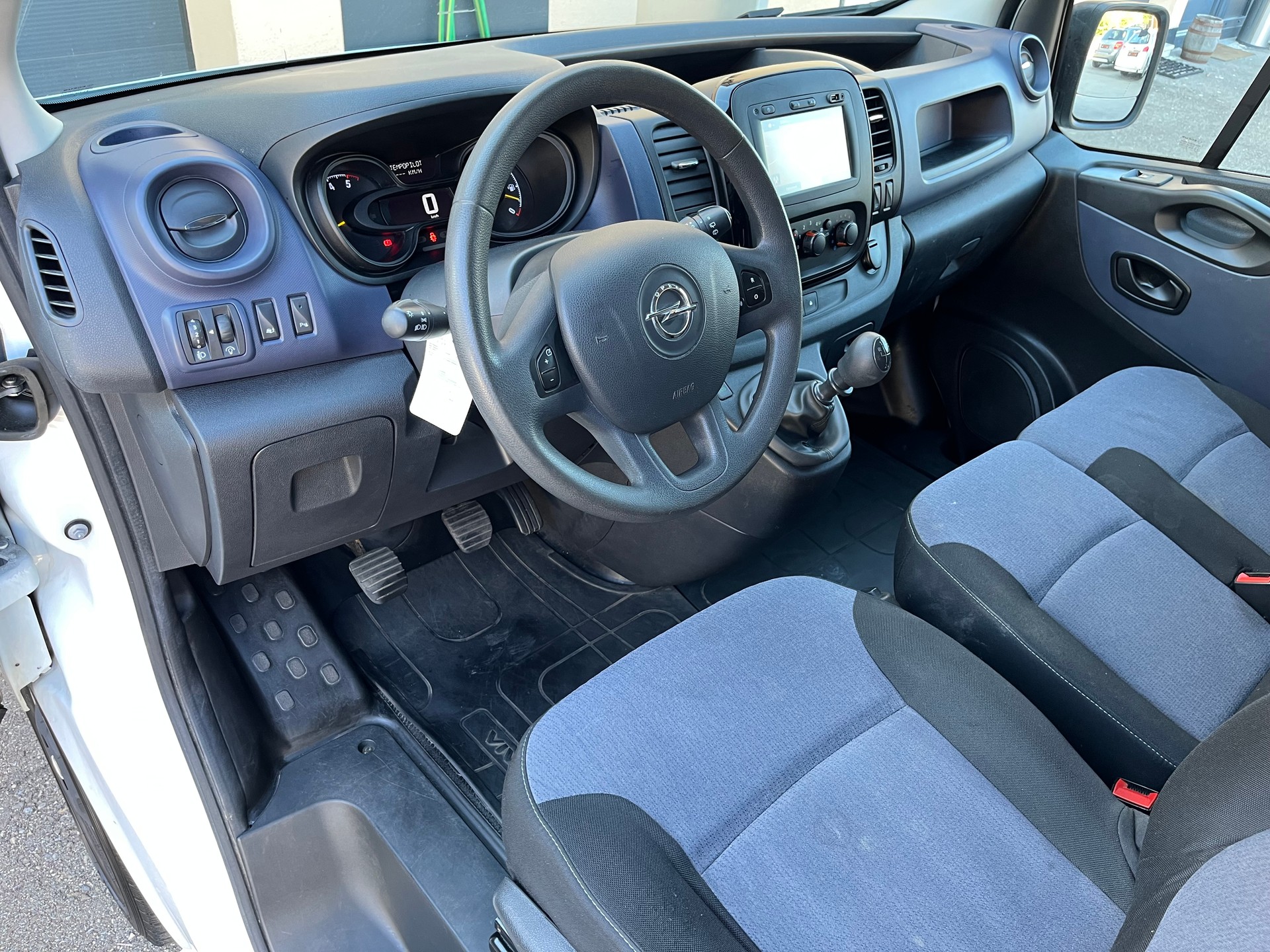 OPEL VIVARO-image-10