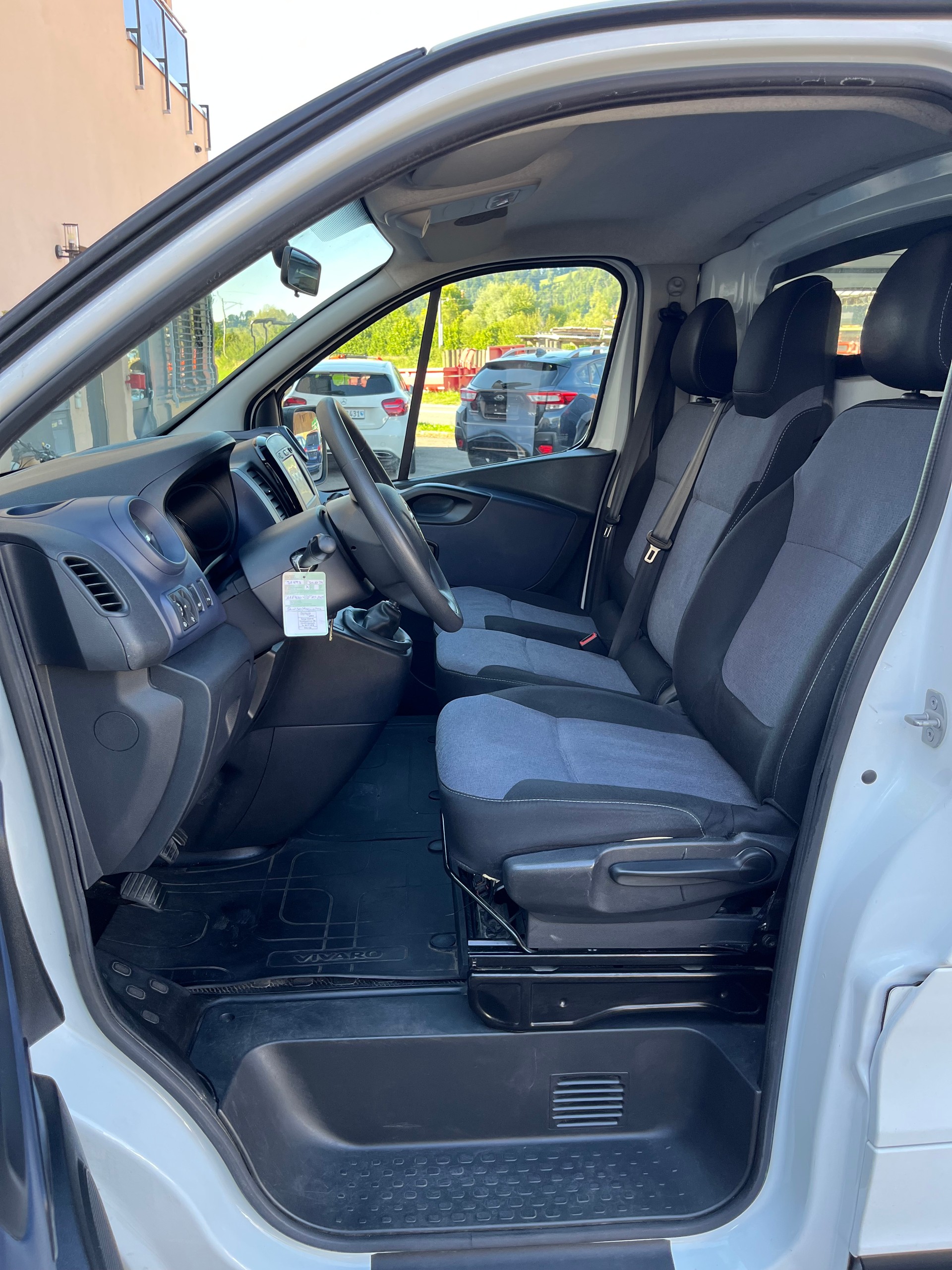 OPEL VIVARO-image-11