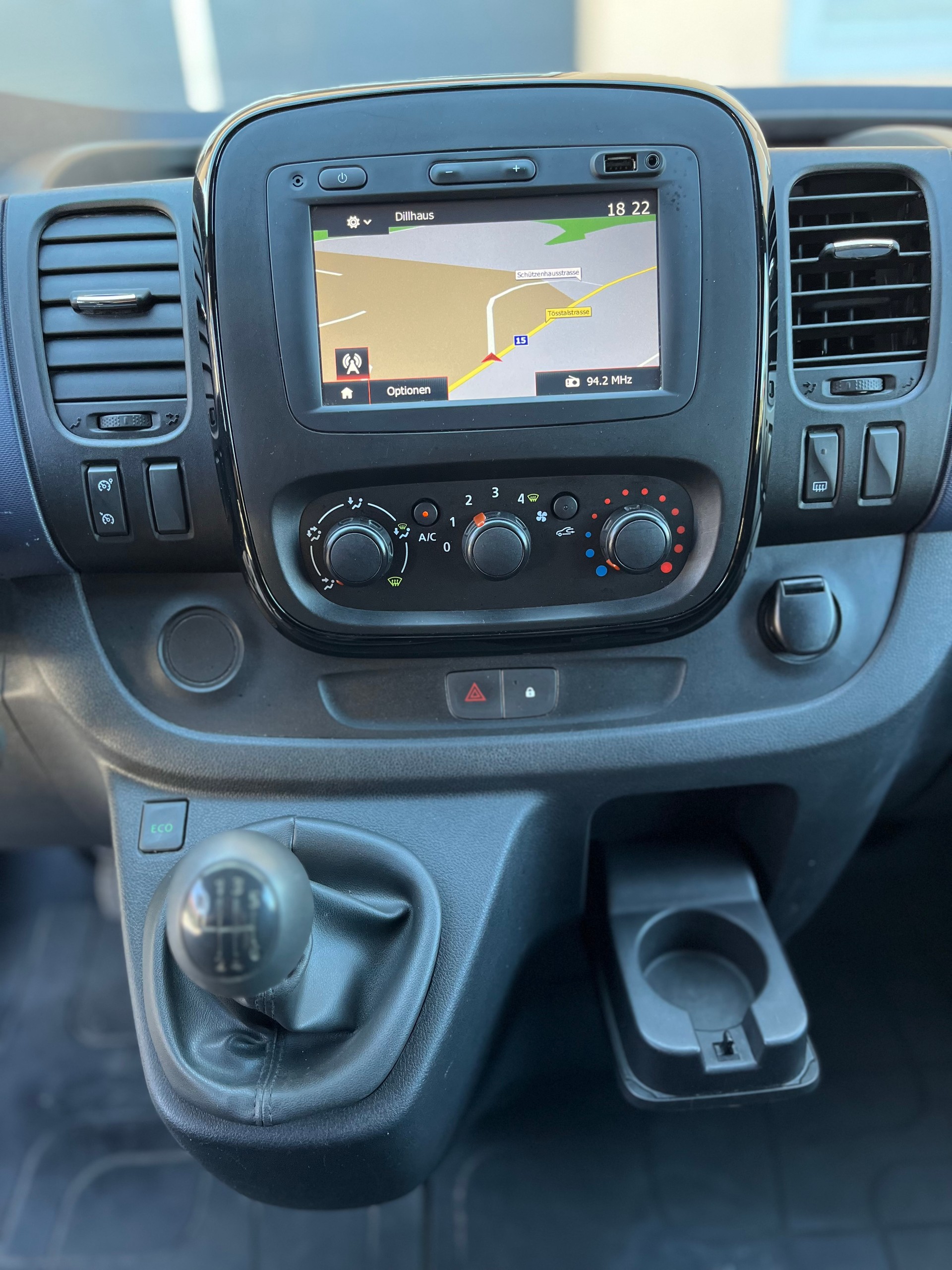 OPEL VIVARO-image-9