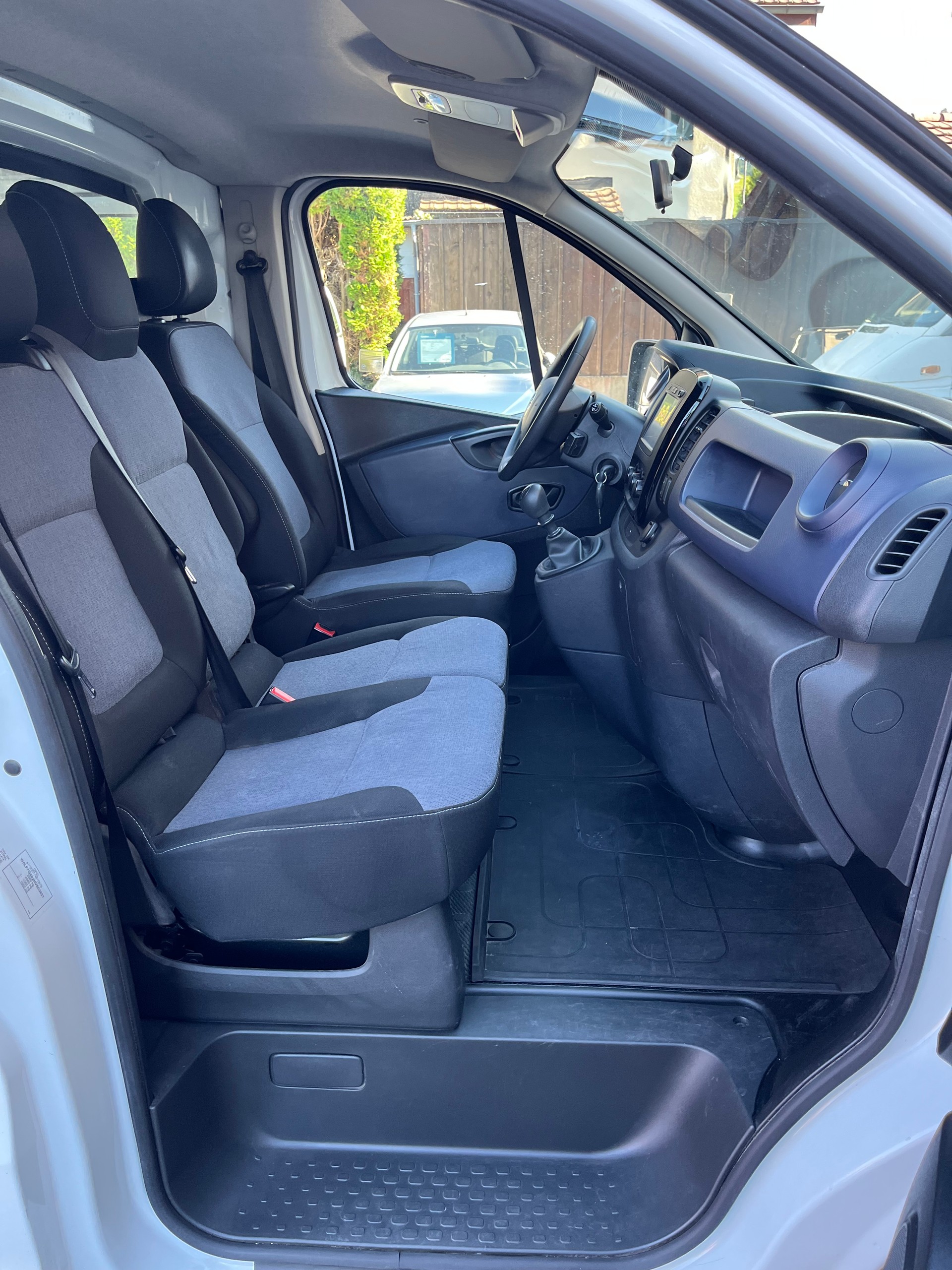 OPEL VIVARO-image-13