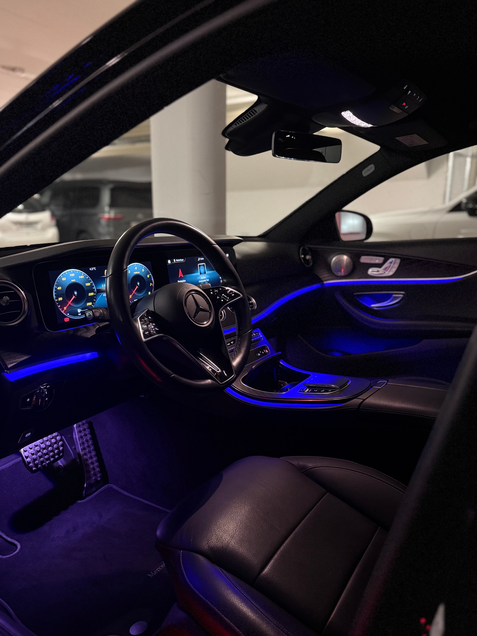 MERCEDES-BENZ E 200 4Matic AMG Line 9G-Tronic-image-4